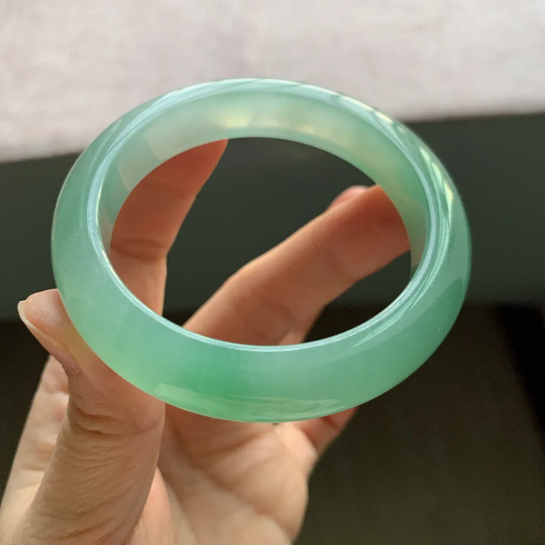 老坑冰胶飘绿正圈翡翠手镯，尺寸:54-11.6-8.8mm，无纹裂，适合54圈口。