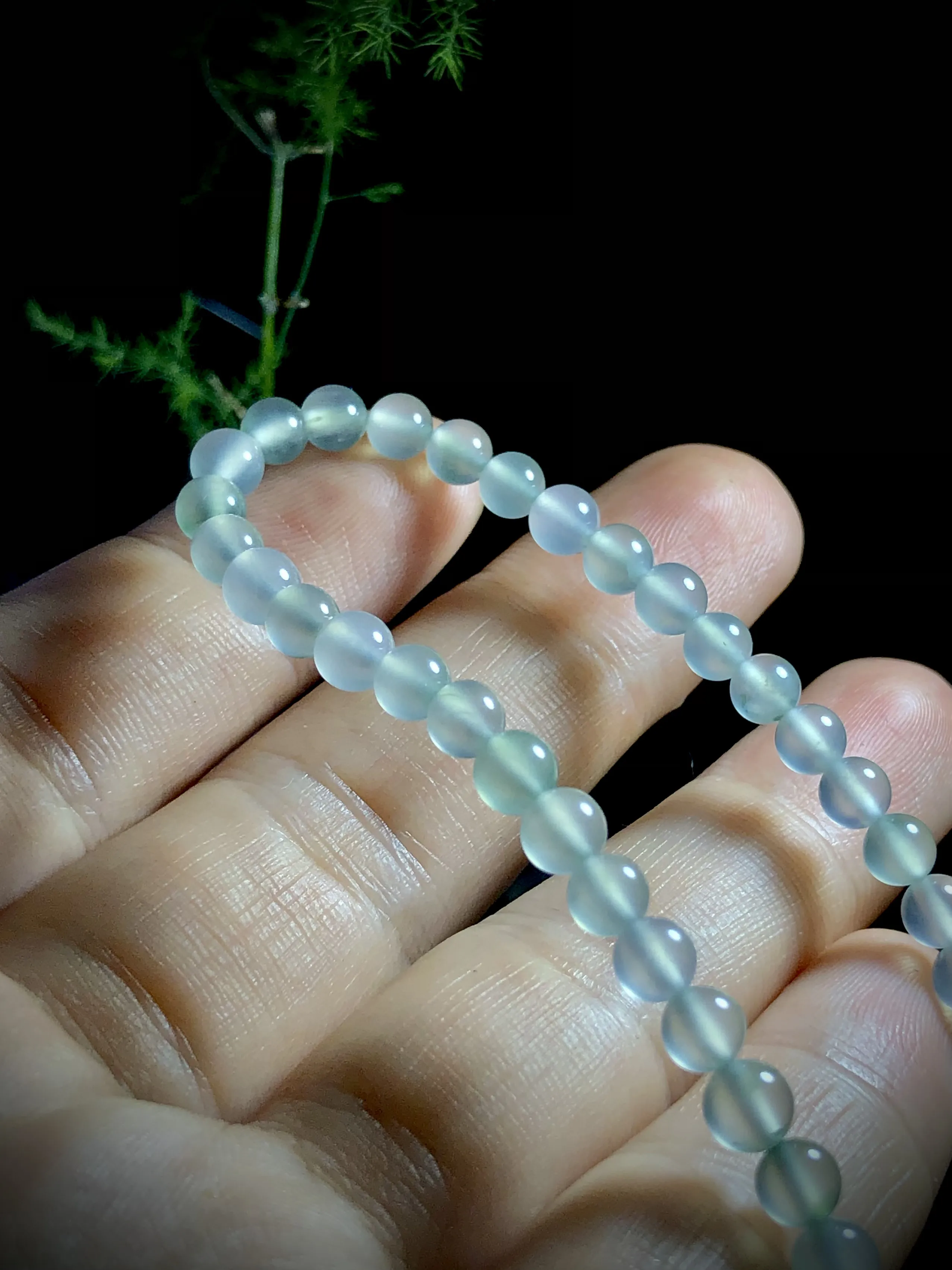 冰种翡翠珠链，直径4.8mm，114粒，
扣头为装饰品