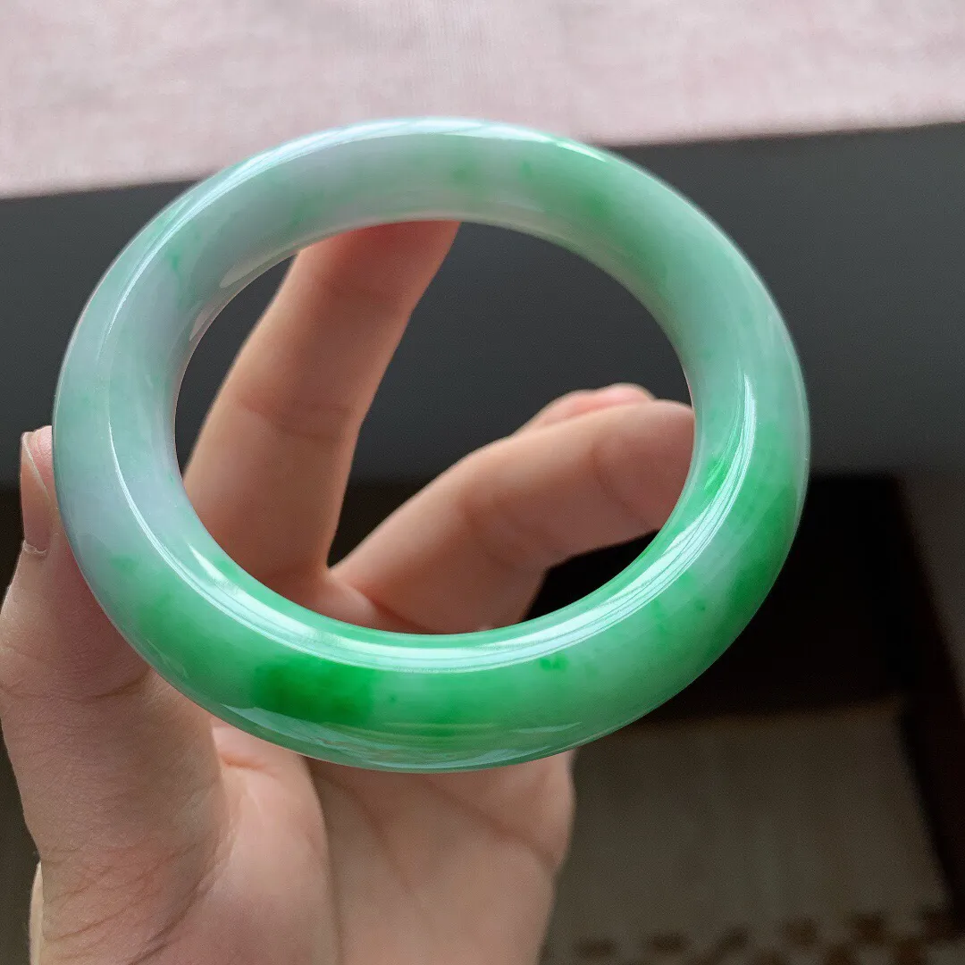 老坑冰润飘阳绿胖圆条翡翠手镯，尺寸:54.2-11.5mm，无纹裂，重量75.03g，色阳，超性价比，适合54-55圈口。