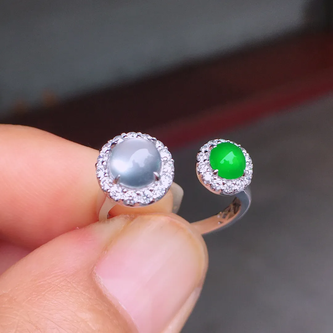 （冰+绿）二合一戒指，底子干净美，翠色艳阳，光
感十足，整体简洁，18k金豪
华镶嵌