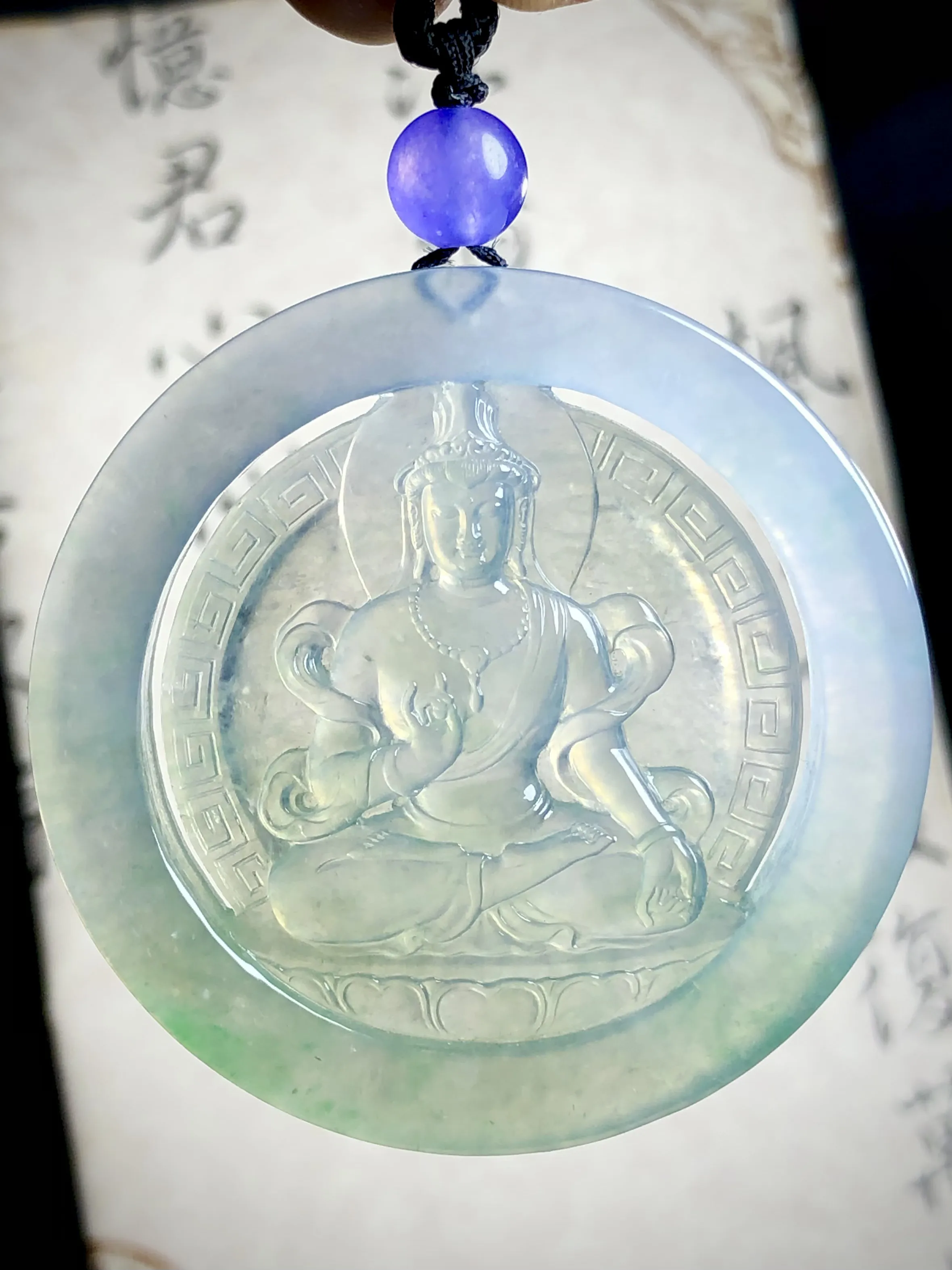 【大圆镜智】，翡翠玉雕观自在菩萨，
54-54-7.5mm，顶珠为装饰品