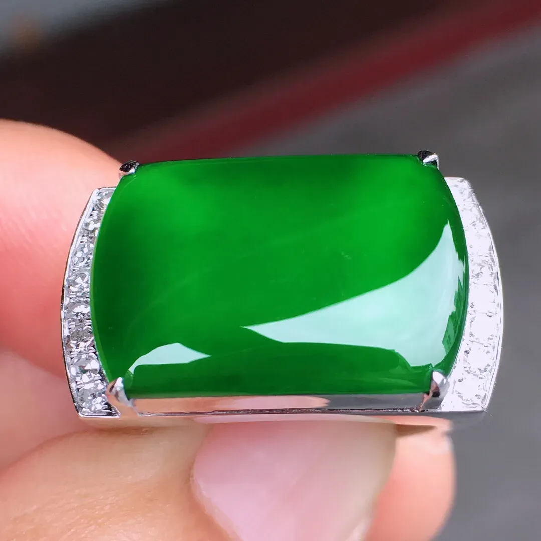满绿马鞍戒指，底子干净美，色泽浓郁，光
感十足，整体简洁，18k金豪
华镶嵌