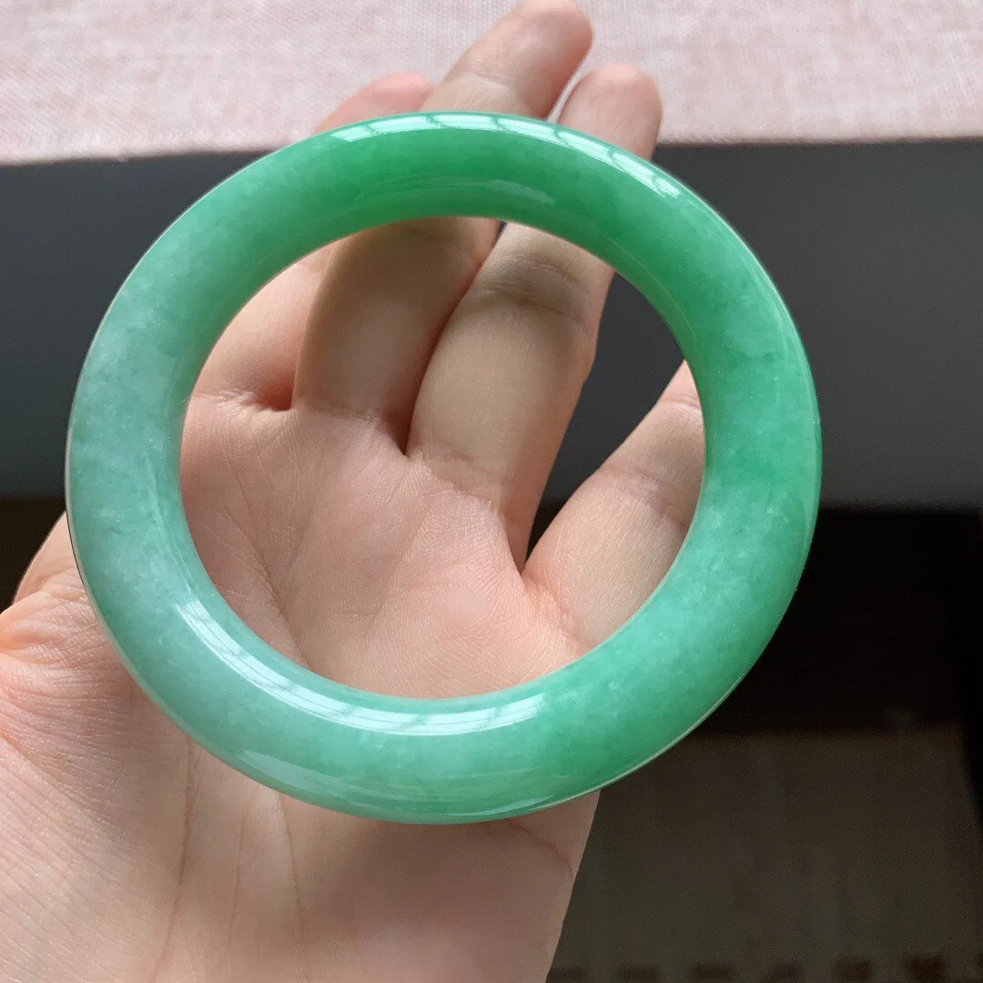 老坑冰润满绿圆条翡翠手镯，尺寸:58.1-12-11.8mm，适合59-58圈口。