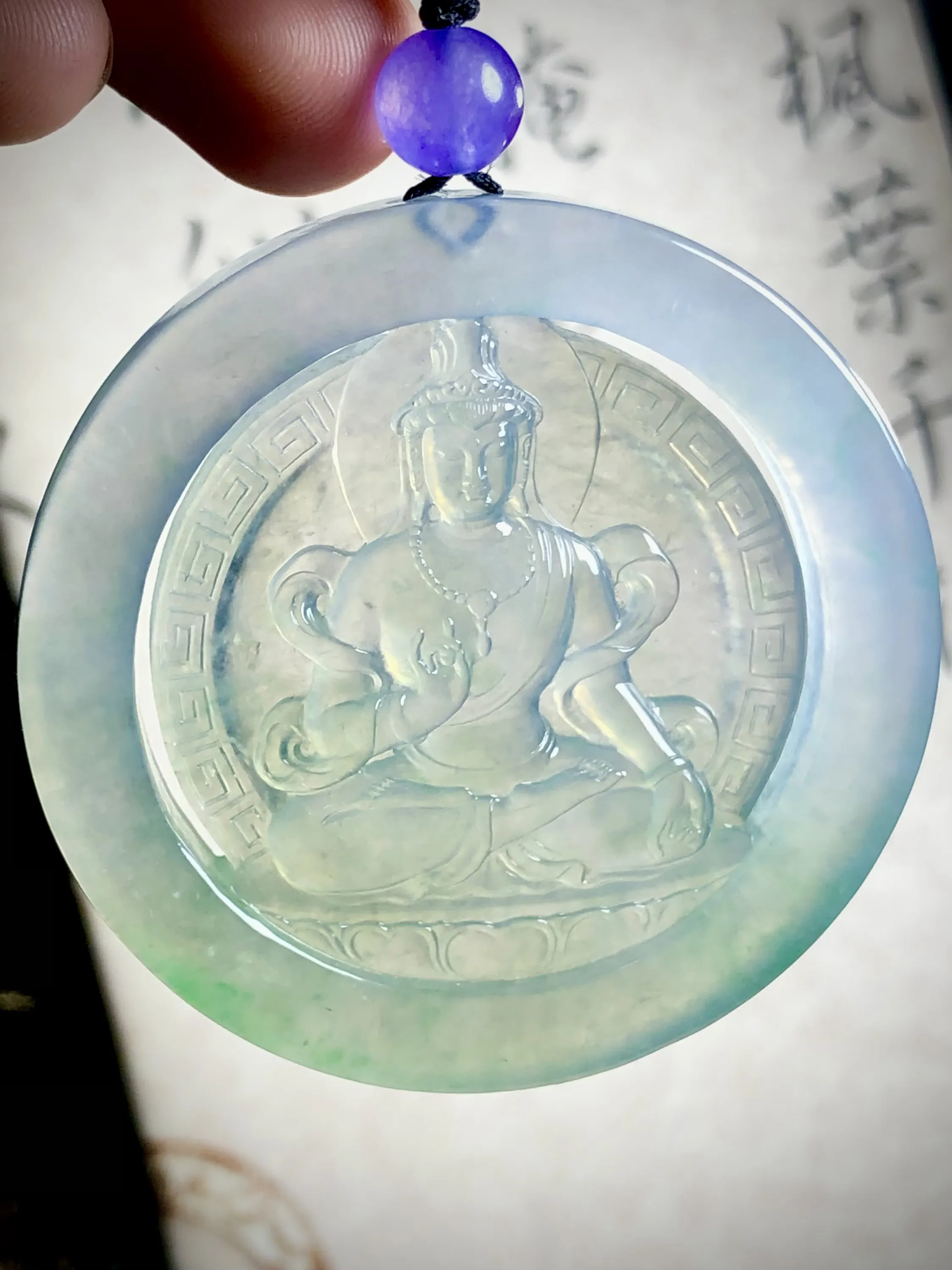 【大圆镜智】，翡翠玉雕观自在菩萨，
54-54-7.5mm，顶珠为装饰品