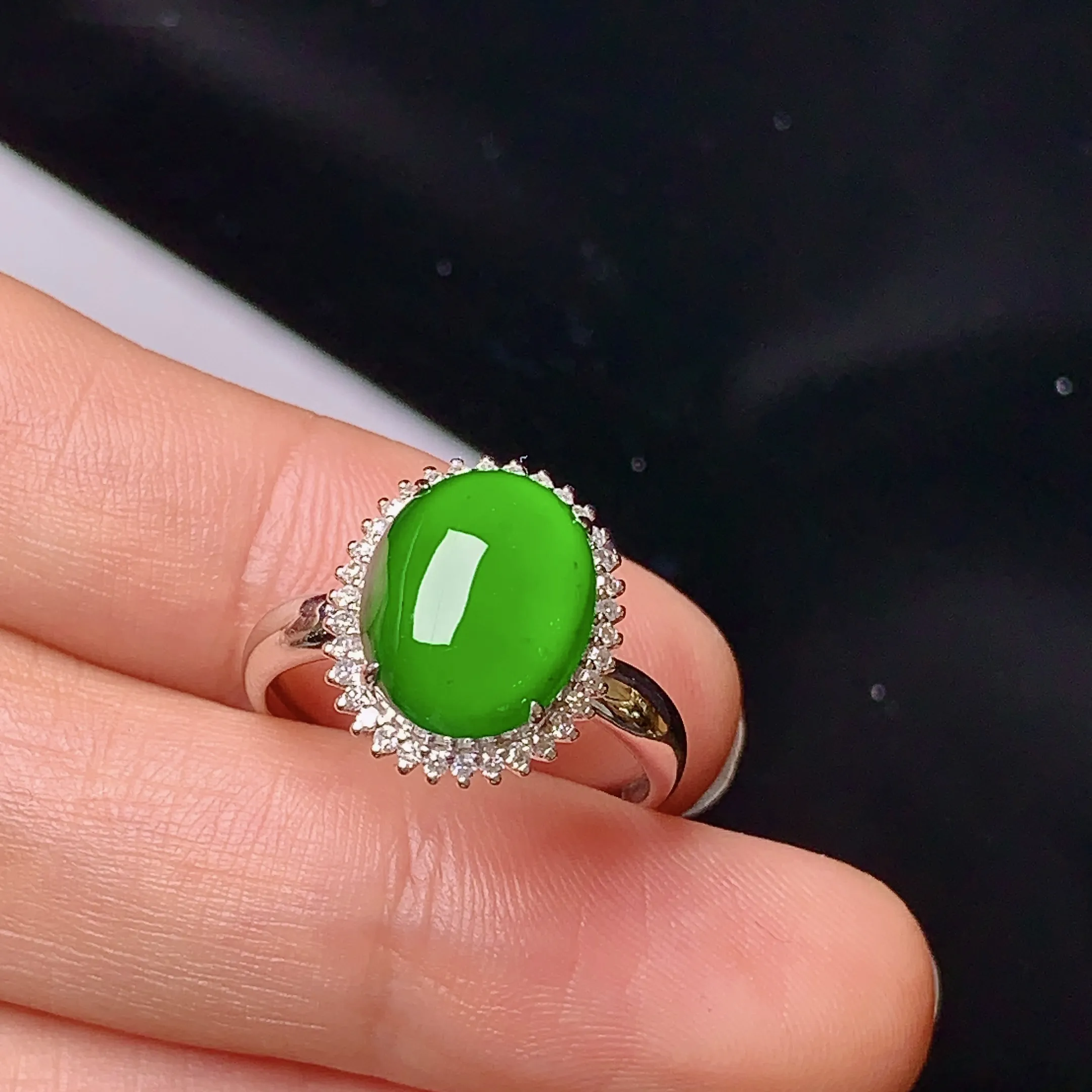 18k金钻镶嵌满绿蛋面戒指 玉质细腻 色泽艳丽 款式新颖 圈口1 4 整体尺寸14.8*12.1*8