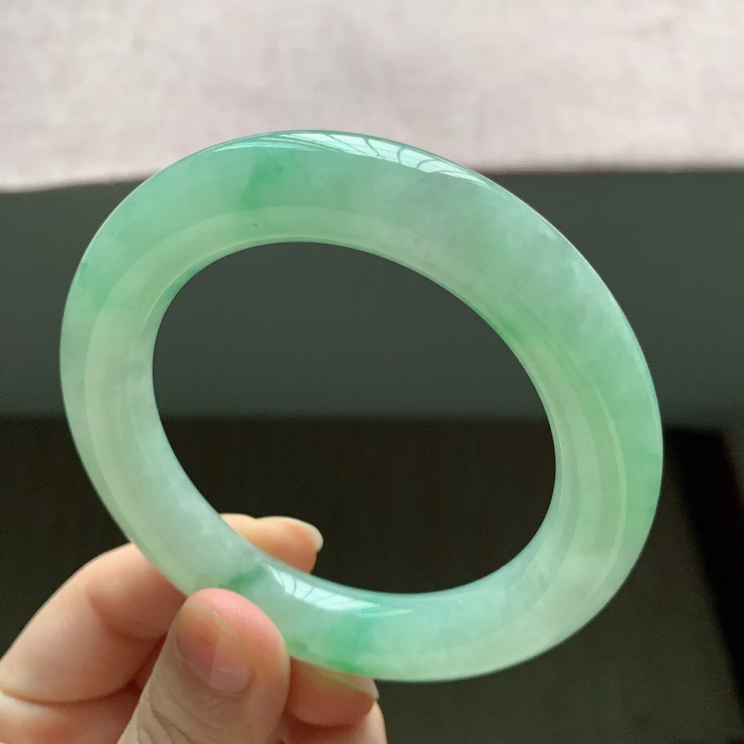 老坑冰润飘绿胖圆条翡翠手镯，尺寸:55.8-11.4-11.6mm，无纹裂，适合55-56圈口。