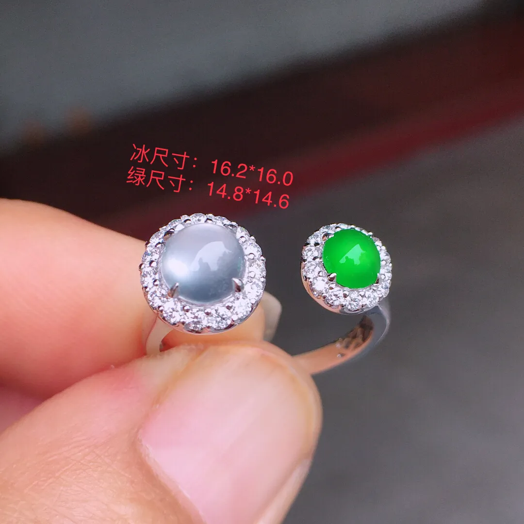 （冰+绿）二合一戒指，底子干净美，翠色艳阳，光
感十足，整体简洁，18k金豪
华镶嵌