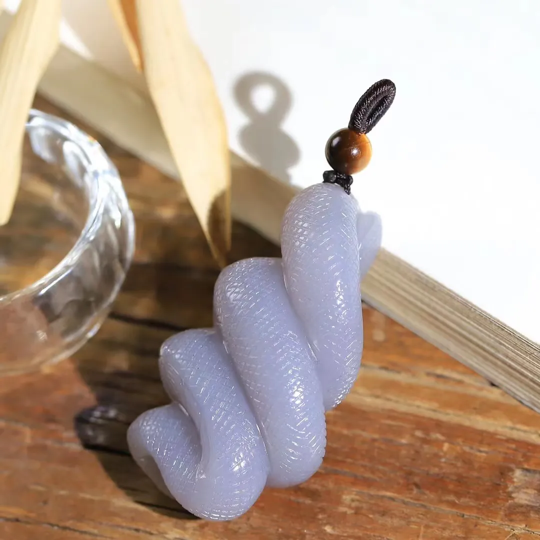 （官运亨通）

精品和田玉烟紫色蛇挂件，质地细腻温润，雕刻灵蛇，立体的造型表现蛇的活力和灵性，象征吉祥如意 、身体健康、长命百岁 ，蛇又是龙的原型，代表着权势和地位，寓意官运亨通～生肖蛇和龙的都可以佩戴………
重32.8克   尺寸48-27.5-19.4mm   fDZ-97372774