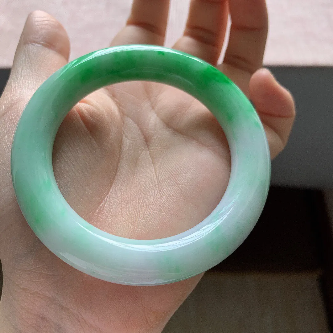 老坑冰润飘阳绿胖圆条翡翠手镯，尺寸:54.2-11.5mm，无纹裂，重量75.03g，色阳，超性价比，适合54-55圈口。