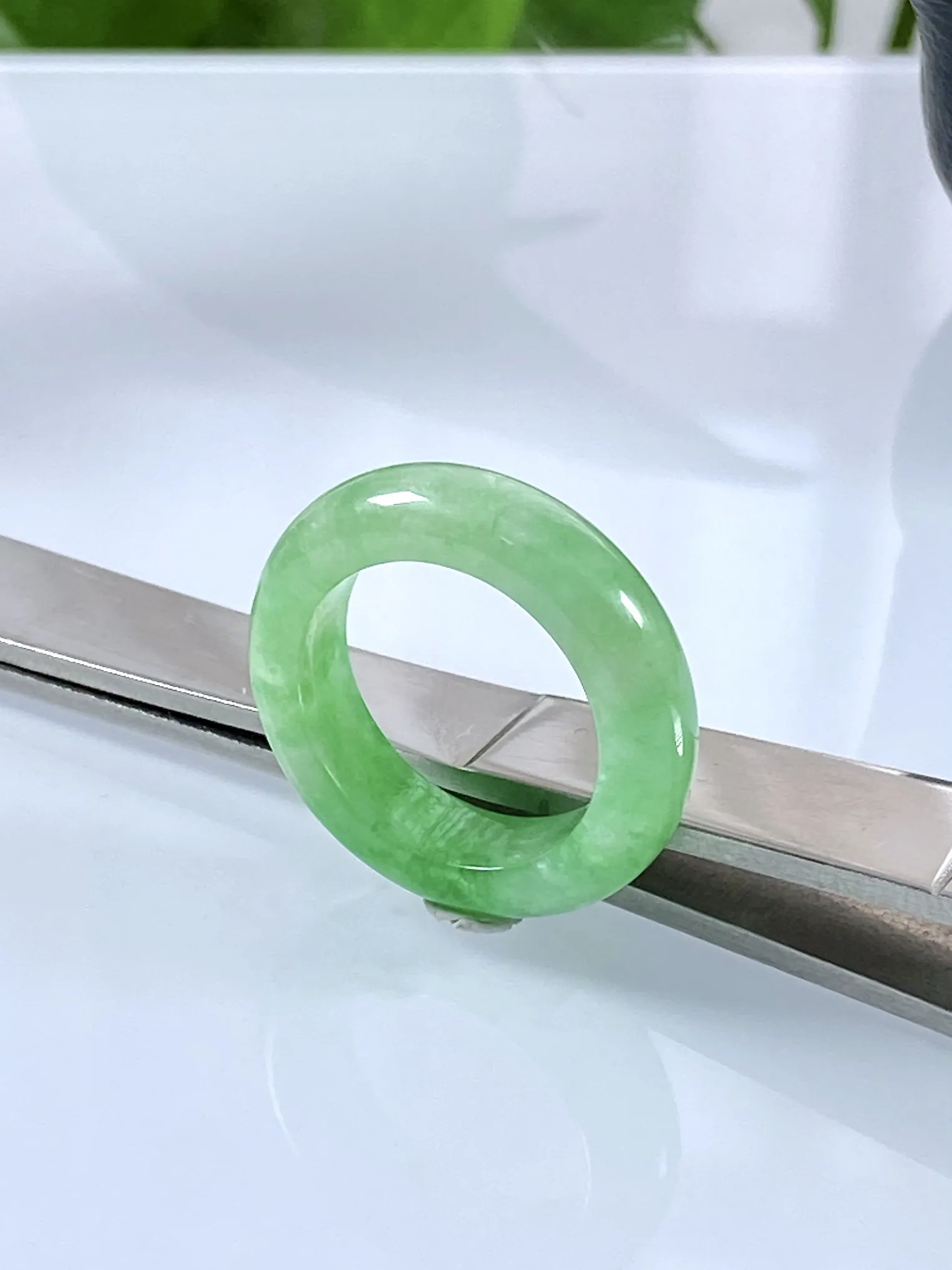 缅甸天然翡翠A货，冰种飘绿阳绿指环戒指，尺寸：圈口内径17.2mm=15号，宽厚6/4.2mm，重量：4.54g