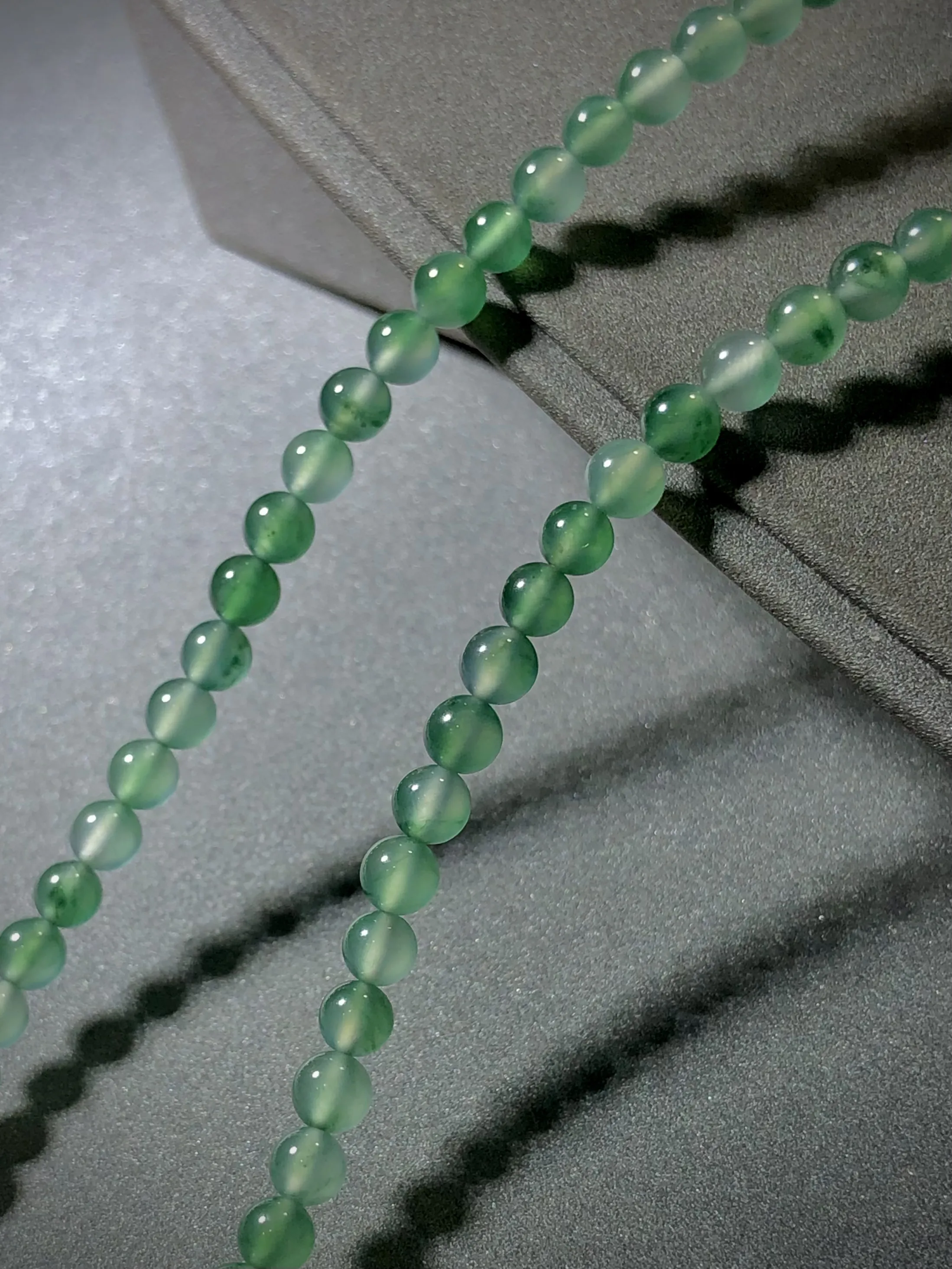 高质量珠链，直径4.8mm，128粒，
扣头为装饰品