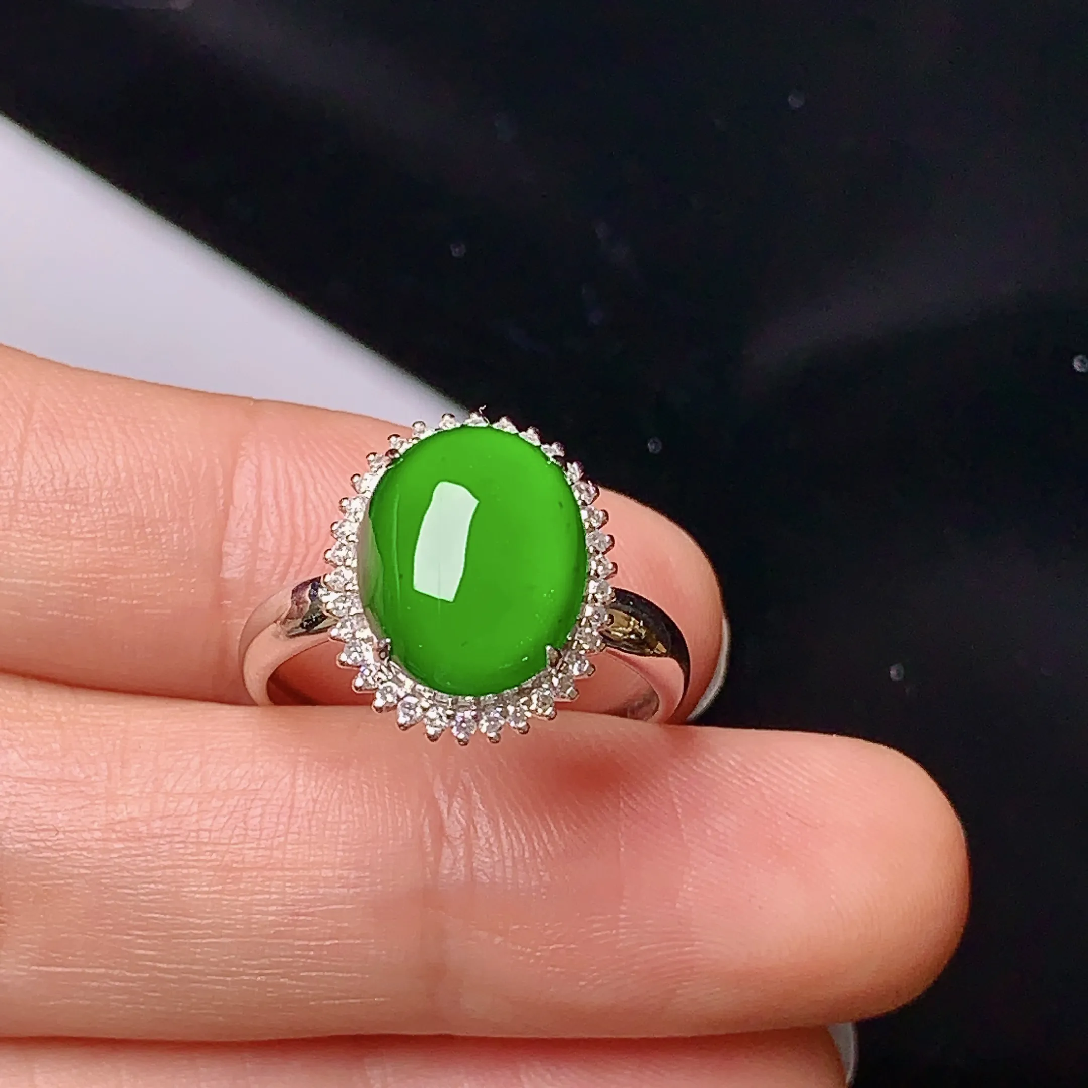 18k金钻镶嵌满绿蛋面戒指 玉质细腻 色泽艳丽 款式新颖 圈口1 4 整体尺寸14.8*12.1*8