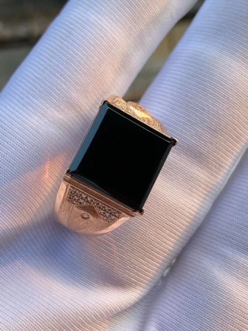 墨翠：【方形戒指】18K金+南非钻镶嵌，细腻干净，黑度极黑，性价比高·做工精致，打灯透绿 裸石尺寸：13.2*12.5*5.7‘