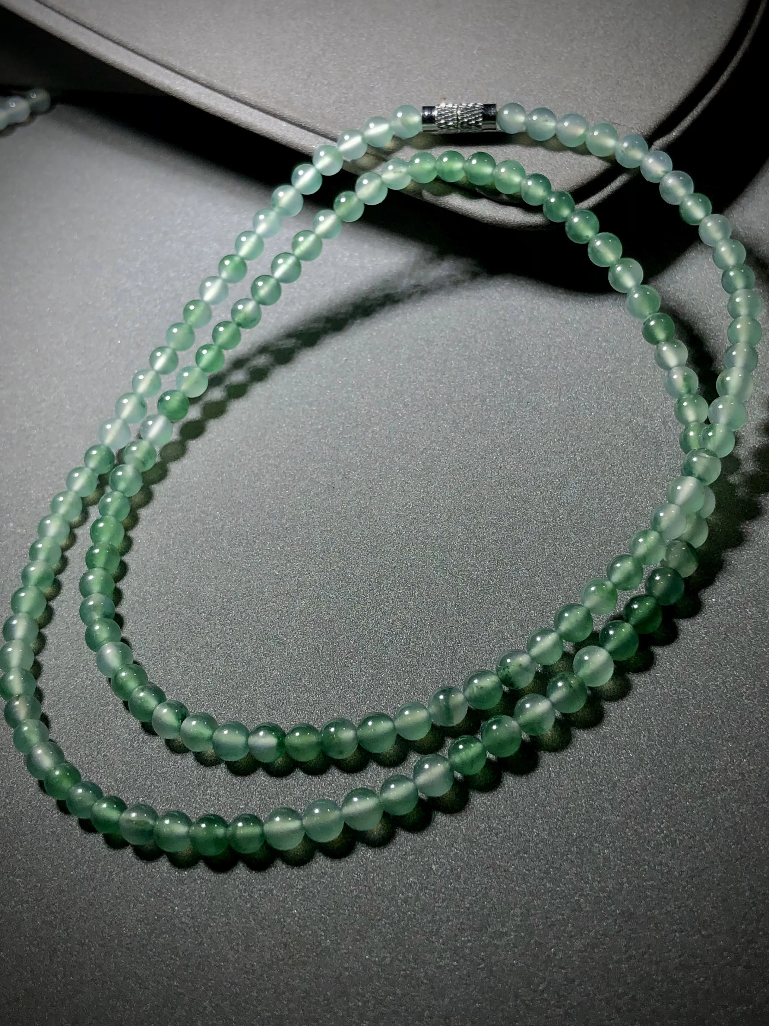 高质量珠链，直径4.8mm，128粒，
扣头为装饰品