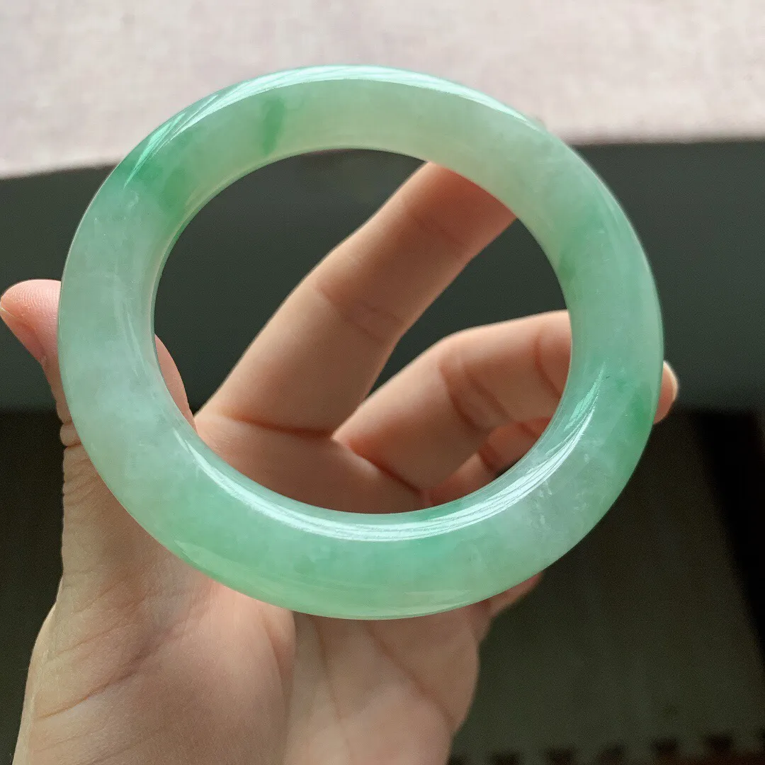 老坑冰润飘绿胖圆条翡翠手镯，尺寸:55.8-11.4-11.6mm，无纹裂，适合55-56圈口。