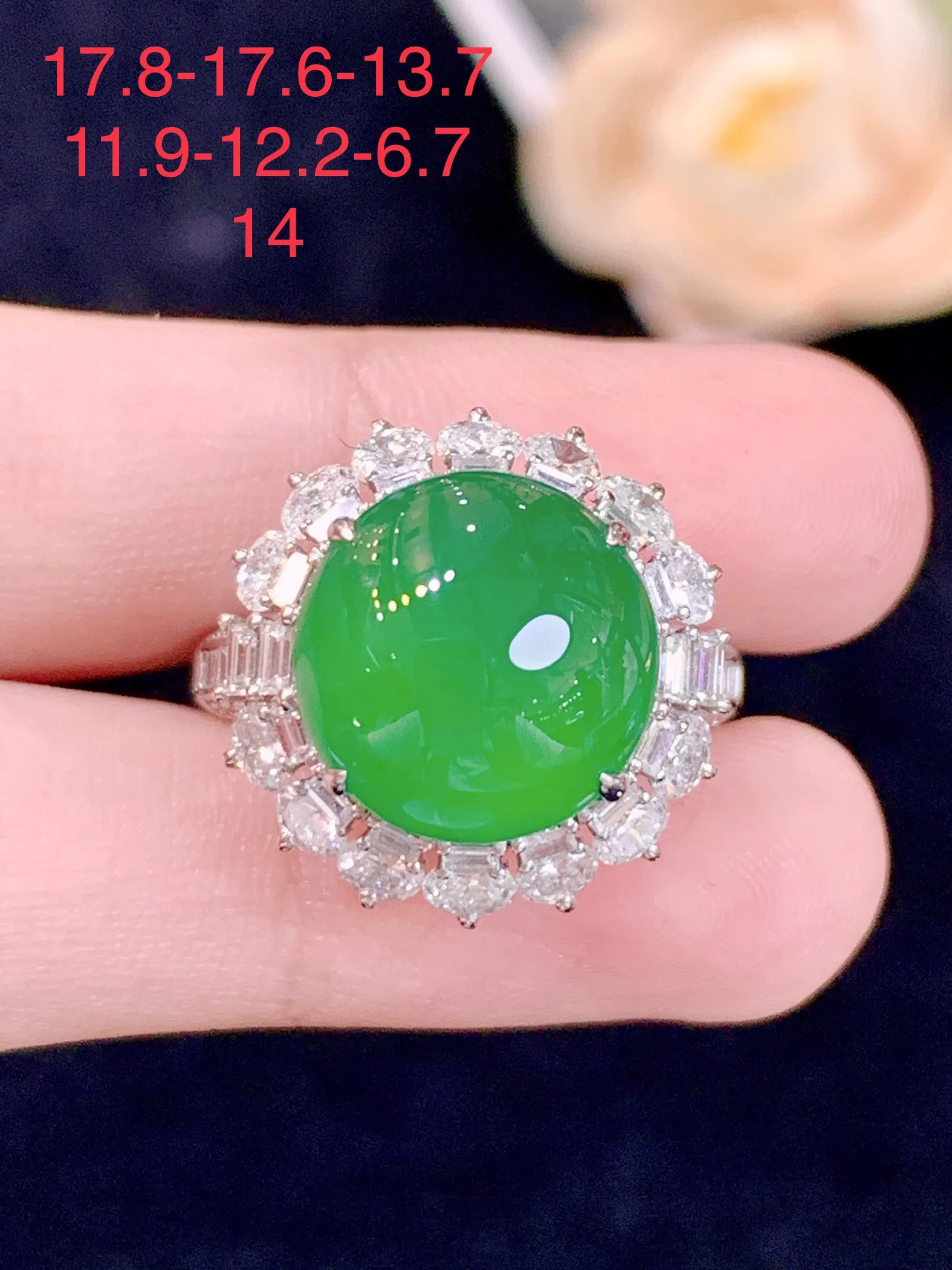 满绿蛋面戒指，18k金镶嵌，颜色清爽，水润，整体规格：17.8-17.6-13.7