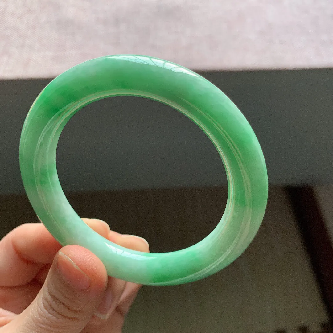 老坑冰润飘绿圆条翡翠手镯，尺寸:56-10.7mm，重量64.62g，适合56圈口。