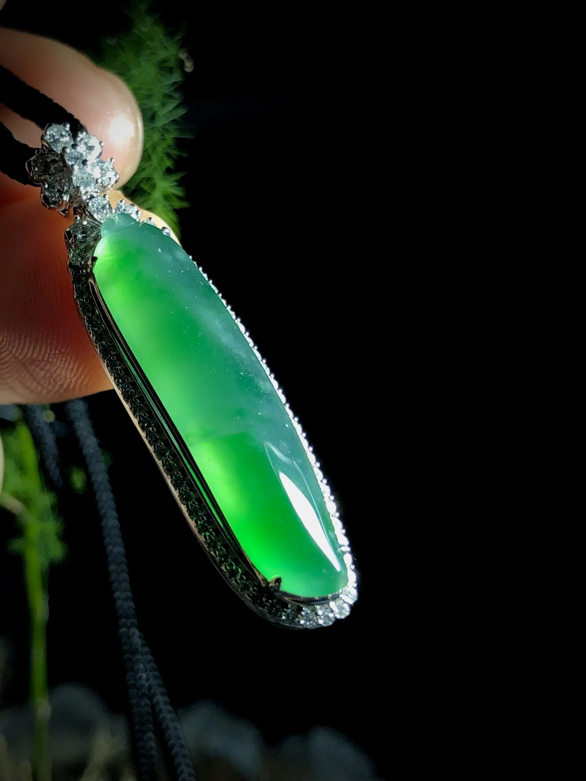 绿花福瓜，裸石28.5-7.2-4.2mm，
整体39-10-9mm，
18K金伴天然钻石镶嵌，。。