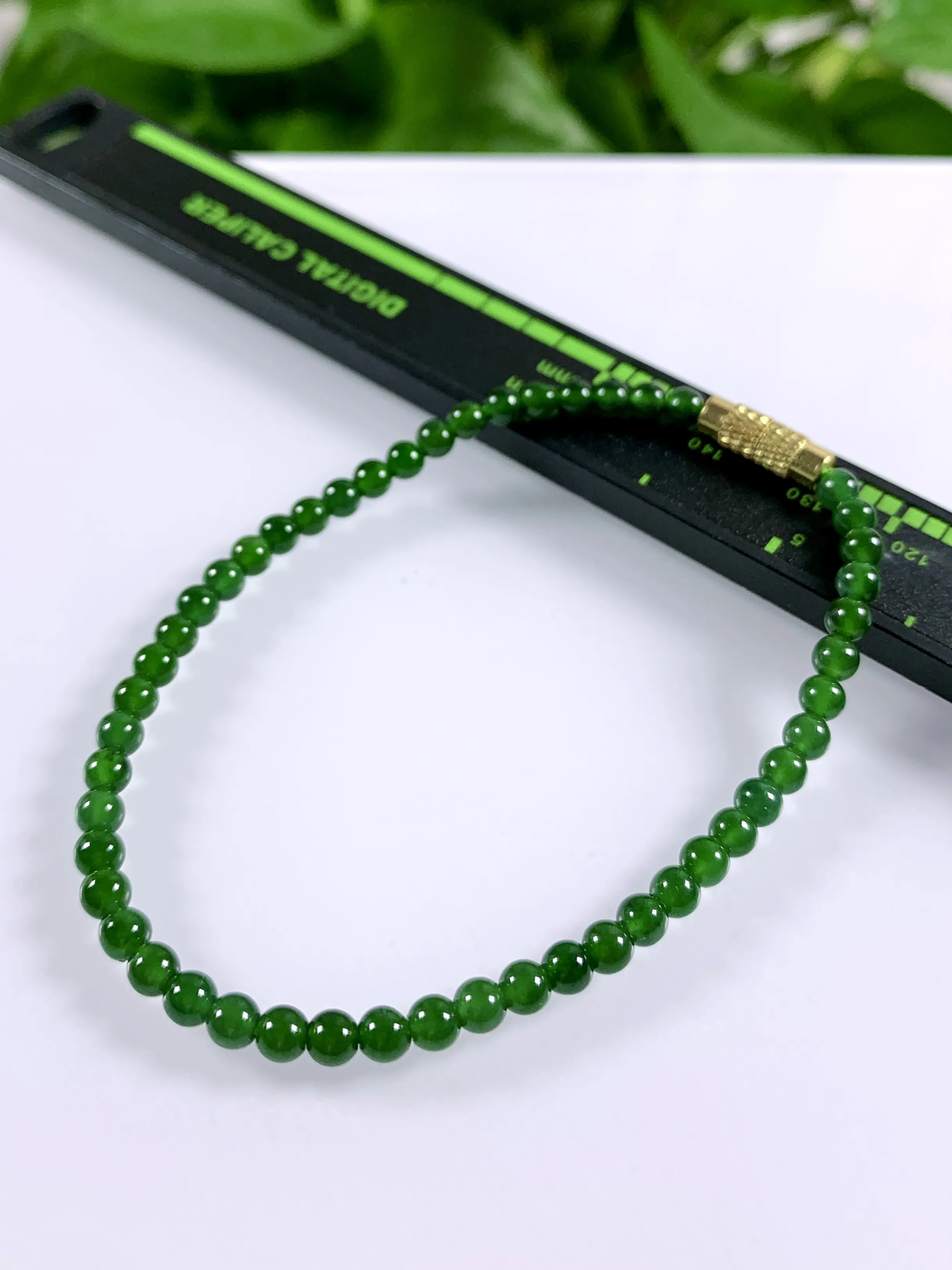 天然翡翠A货，冰种起胶满绿辣阳绿小圆珠小米珠项链手链，尺寸：3.8mm/50颗，长度185mm，重量