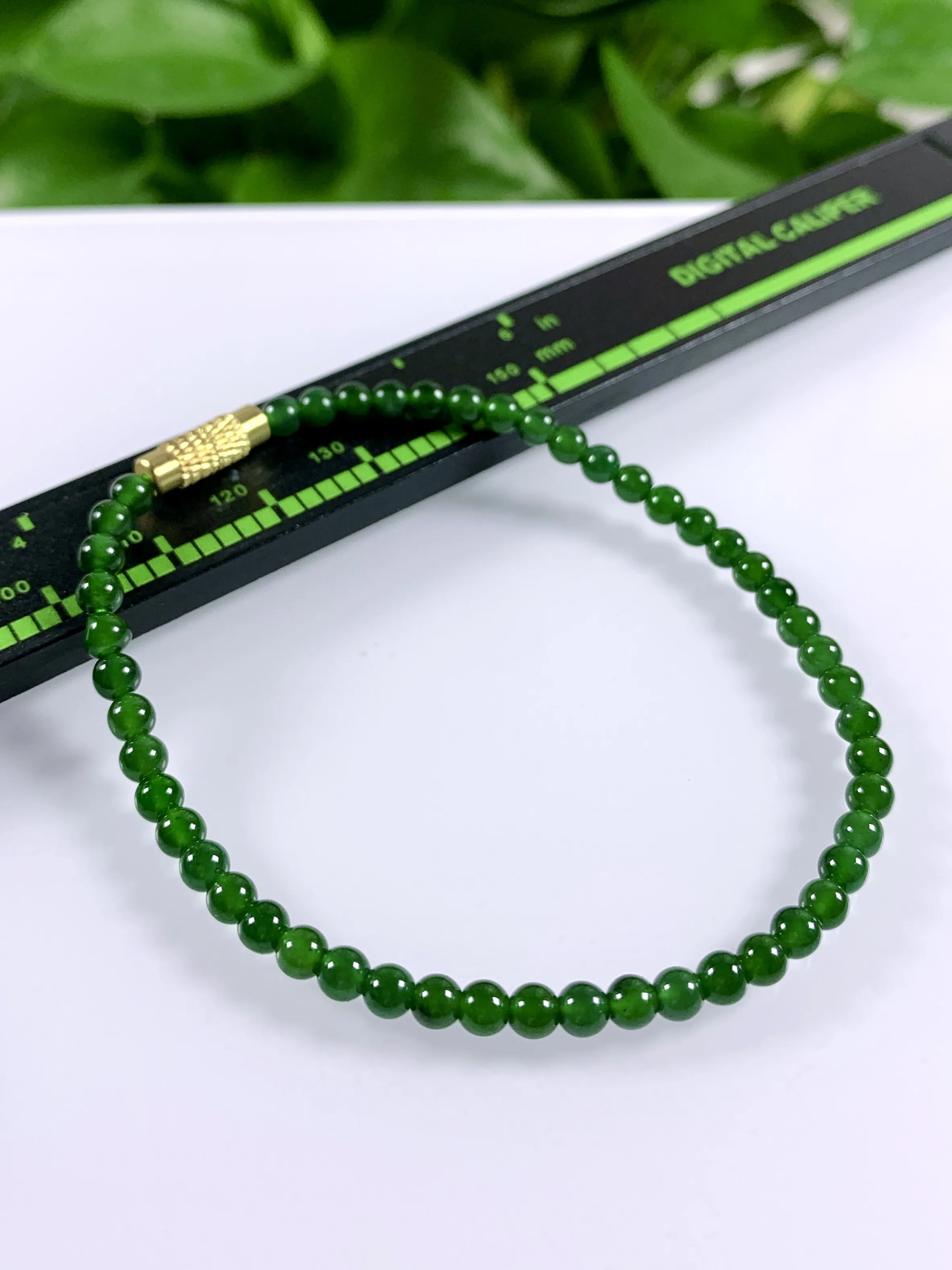 天然翡翠A货，冰种起胶满绿辣阳绿小圆珠小米珠项链手链，尺寸：3.8mm/50颗，长度185mm，重量