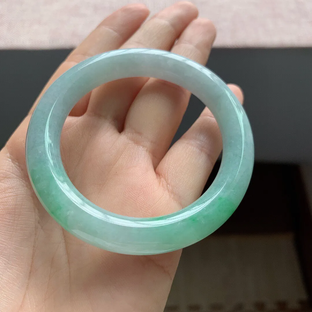 老坑冰润飘绿圆条翡翠手镯，尺寸:51.8-9.5mm，无纹裂，重量49.16g，适合51-52圈口。