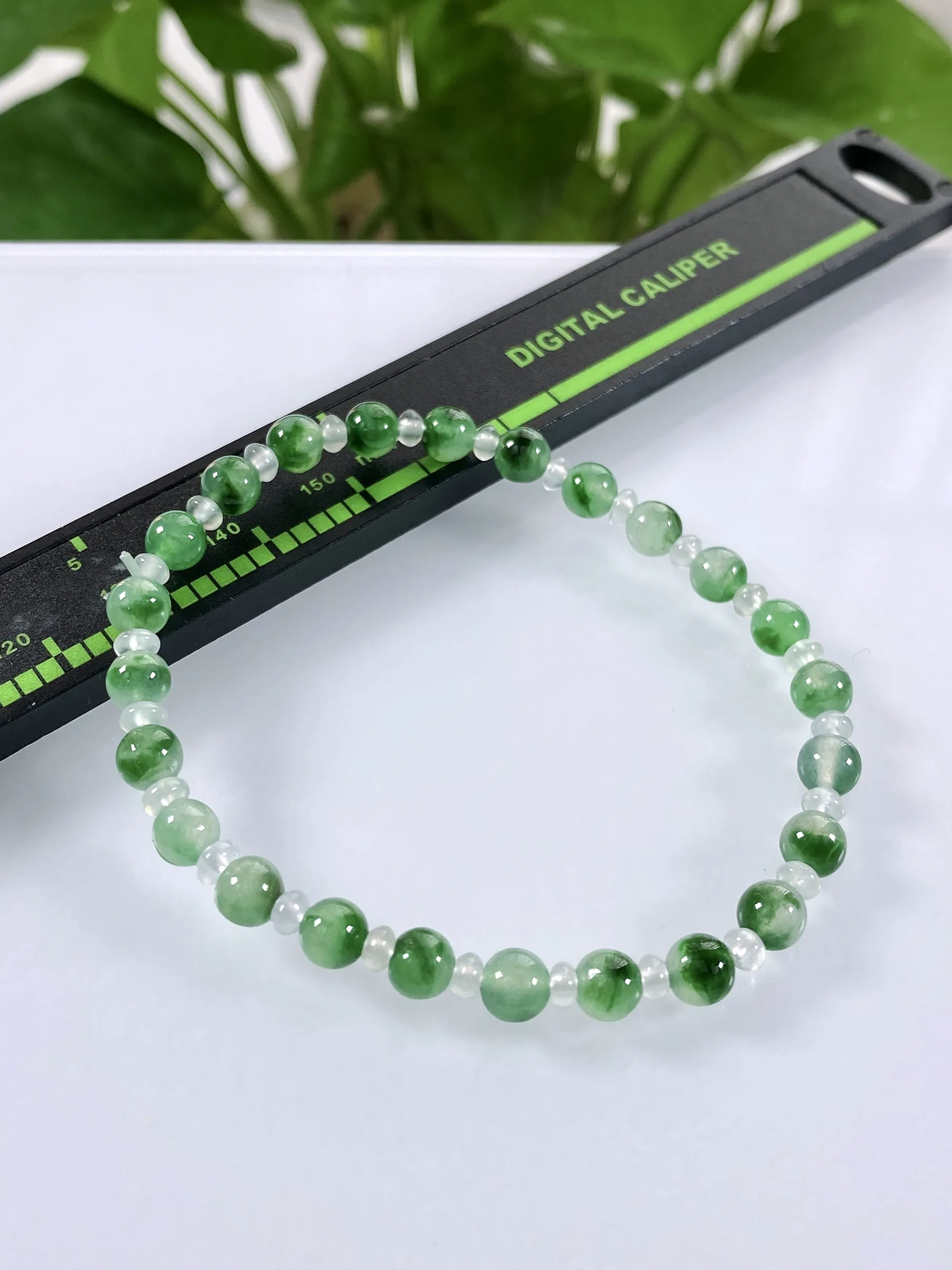 缅甸天然翡翠A货，高冰种起光起胶飘绿小圆珠手串手链，尺寸：5mm/24颗，重量：6.37g