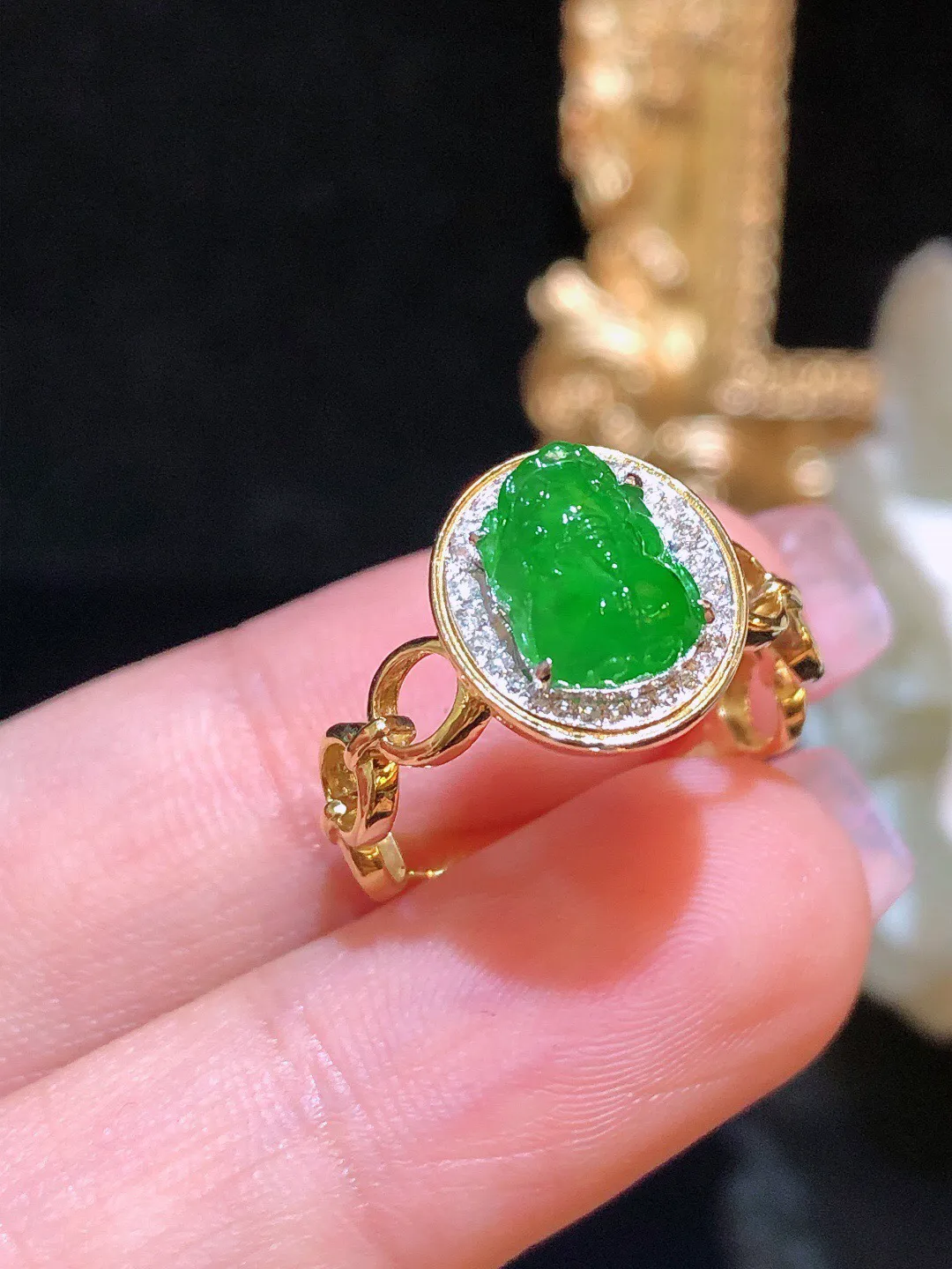 翡翠冰绿貔貅戒指 雕工精细 颜色鲜艳 飘绿色艳