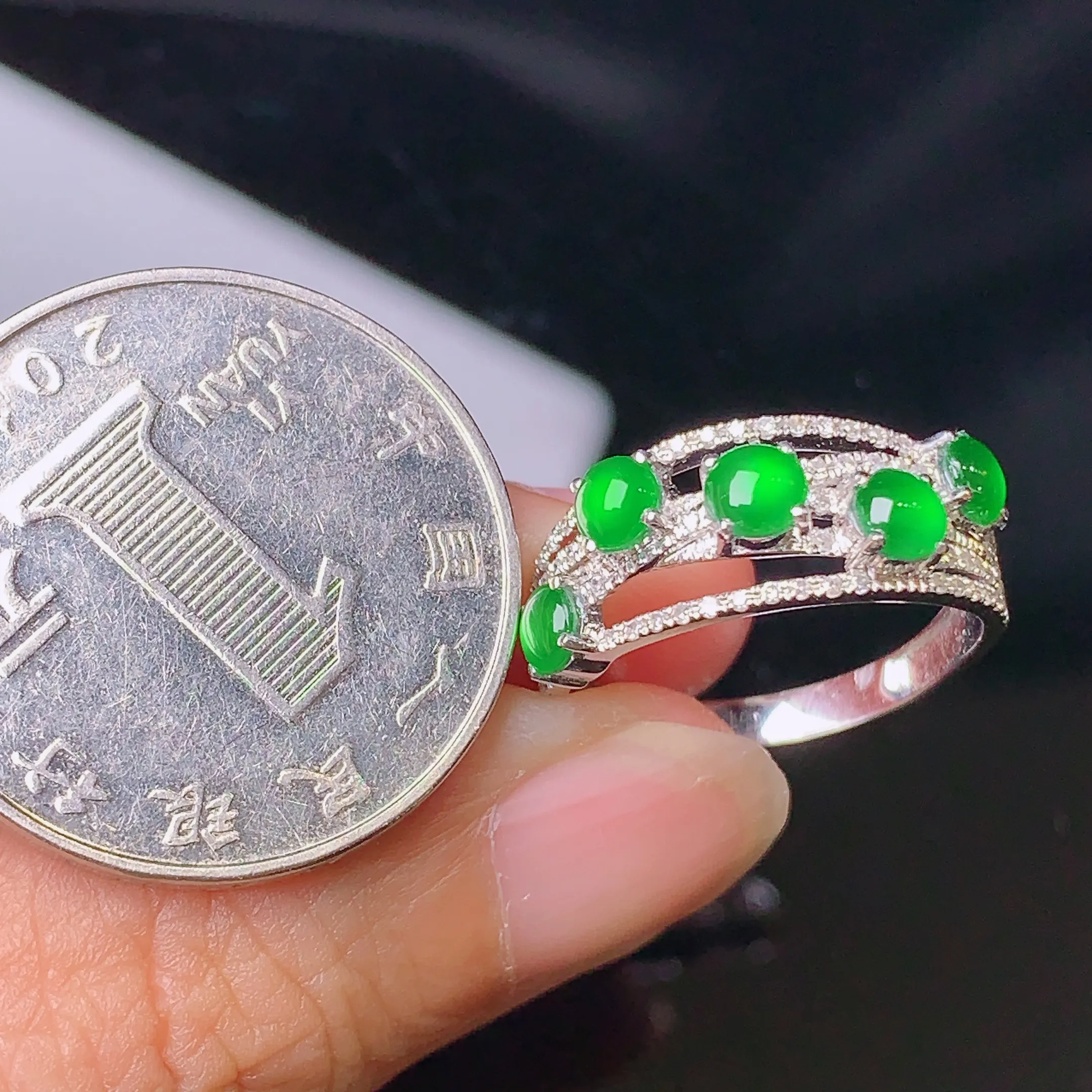 18k金钻镶嵌满绿蛋面组合戒指 玉质细腻 色泽艳丽 款式新颖 圈口1 4.5 整体尺寸8*19*4.2