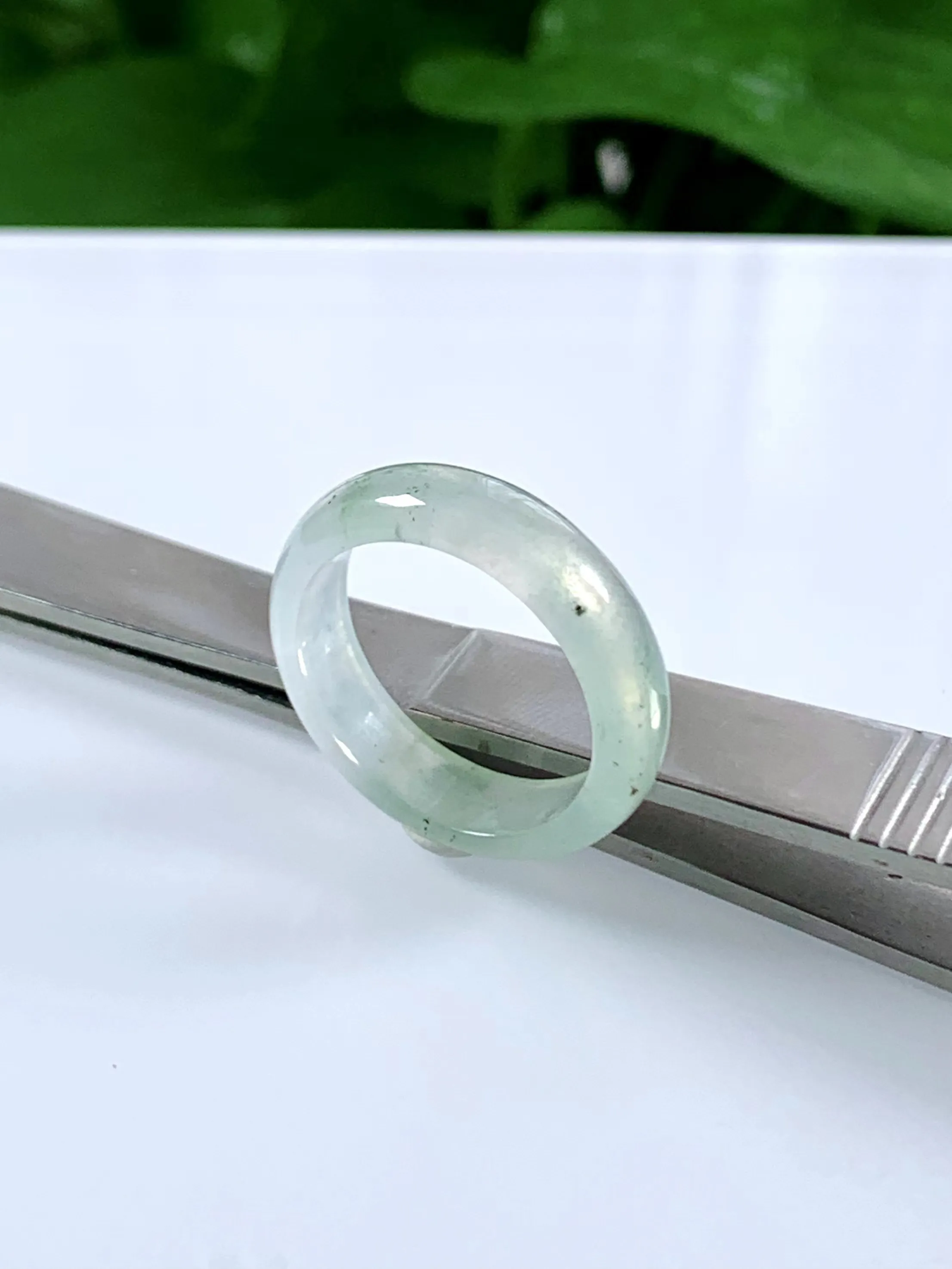 缅甸天然翡翠A货，冰种起光指环戒指，尺寸：圈口内径18.6mm=19号，宽厚5.6/2.8mm，重量