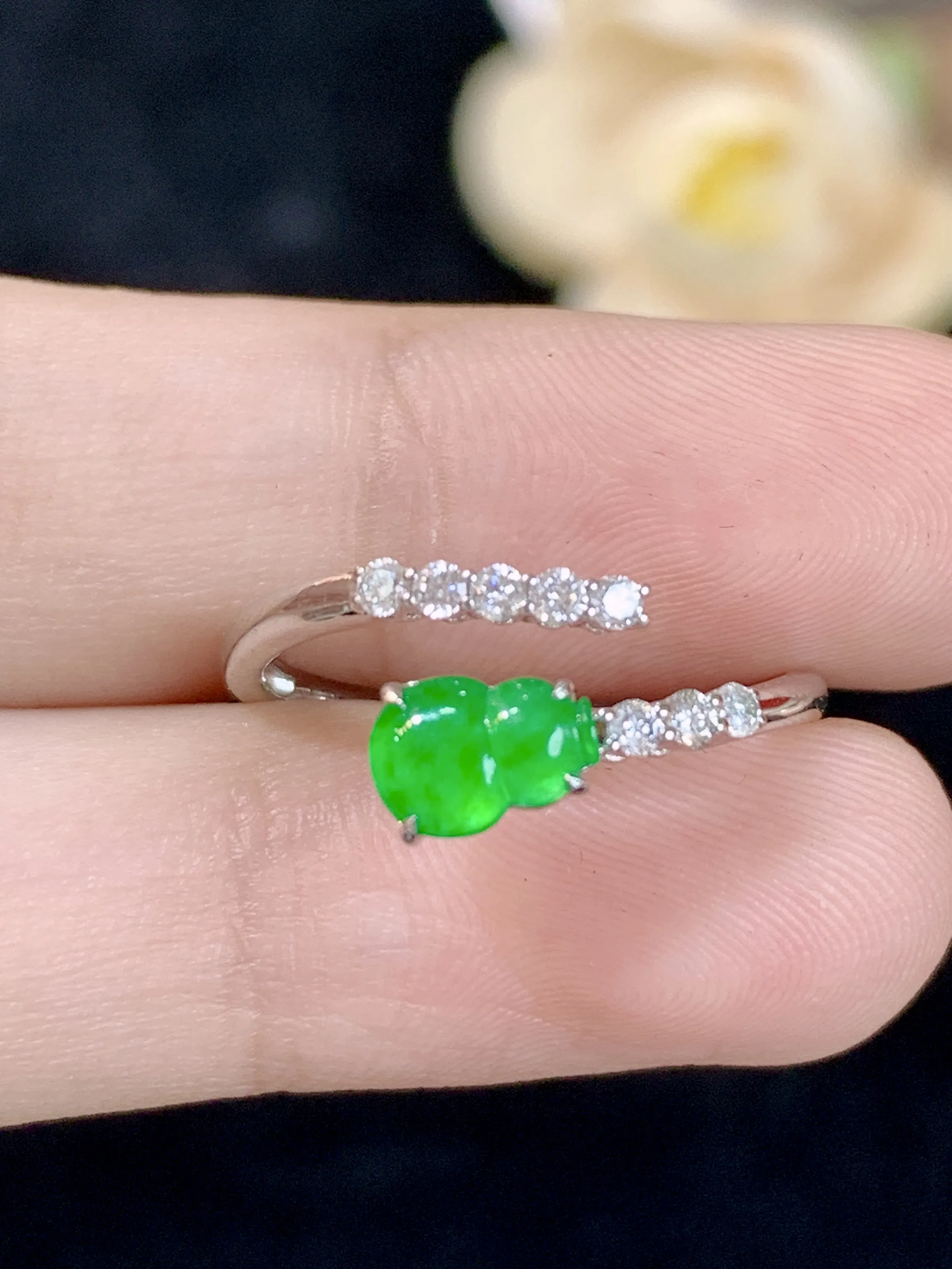 满绿葫芦戒指18k金镶嵌，颜色清爽，水润，整体规格：11.9-8.2-3.4