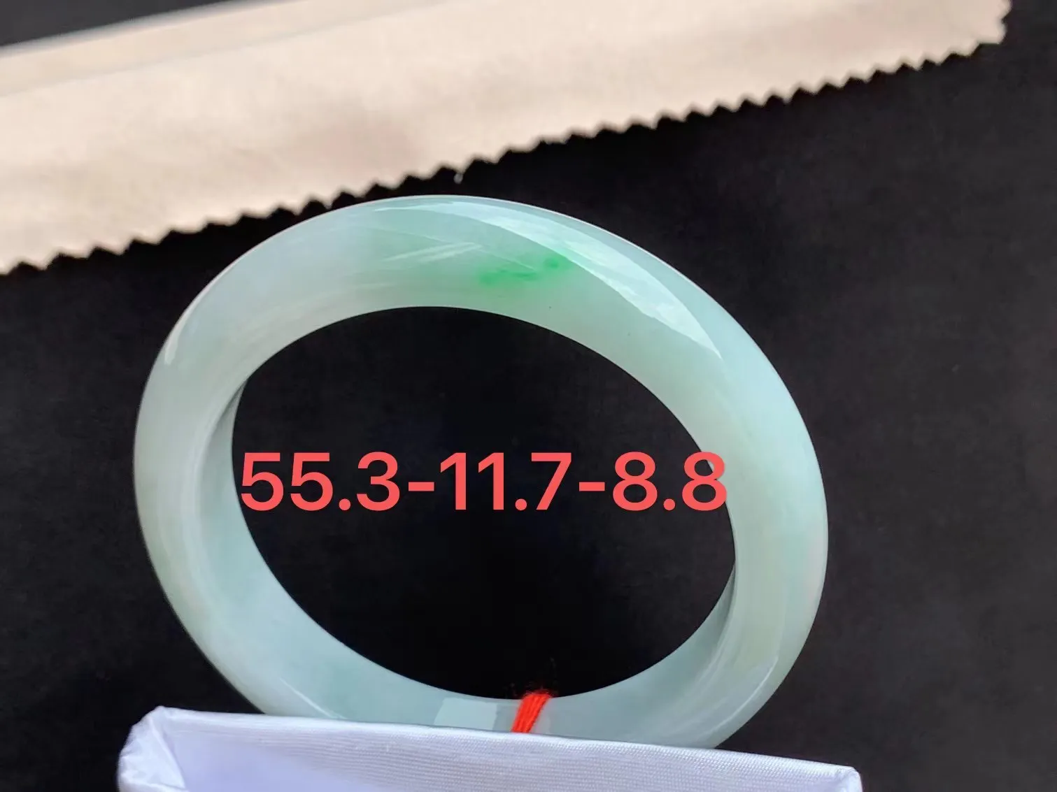 一抹绿平安镯55.3

尺寸55.3-11.7-8.8mm
