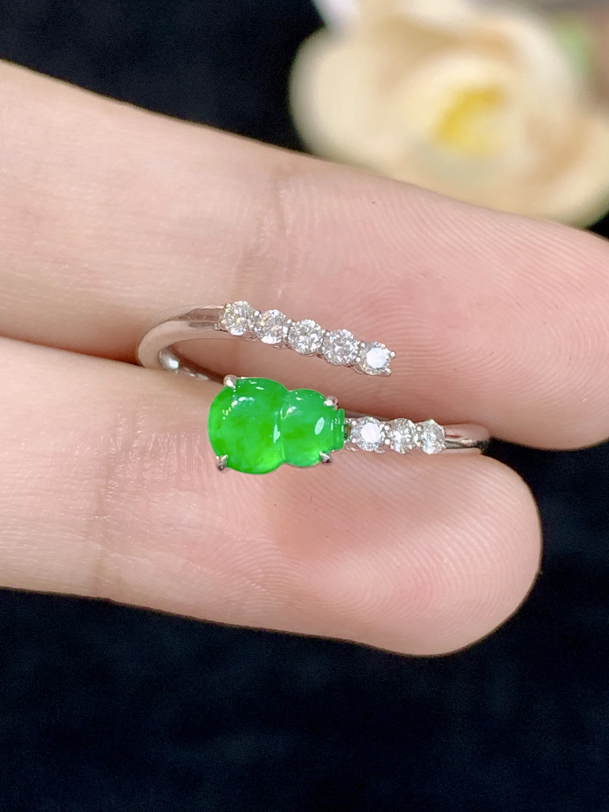 满绿葫芦戒指18k金镶嵌，颜色清爽，水润，整体规格：11.9-8.2-3.4
