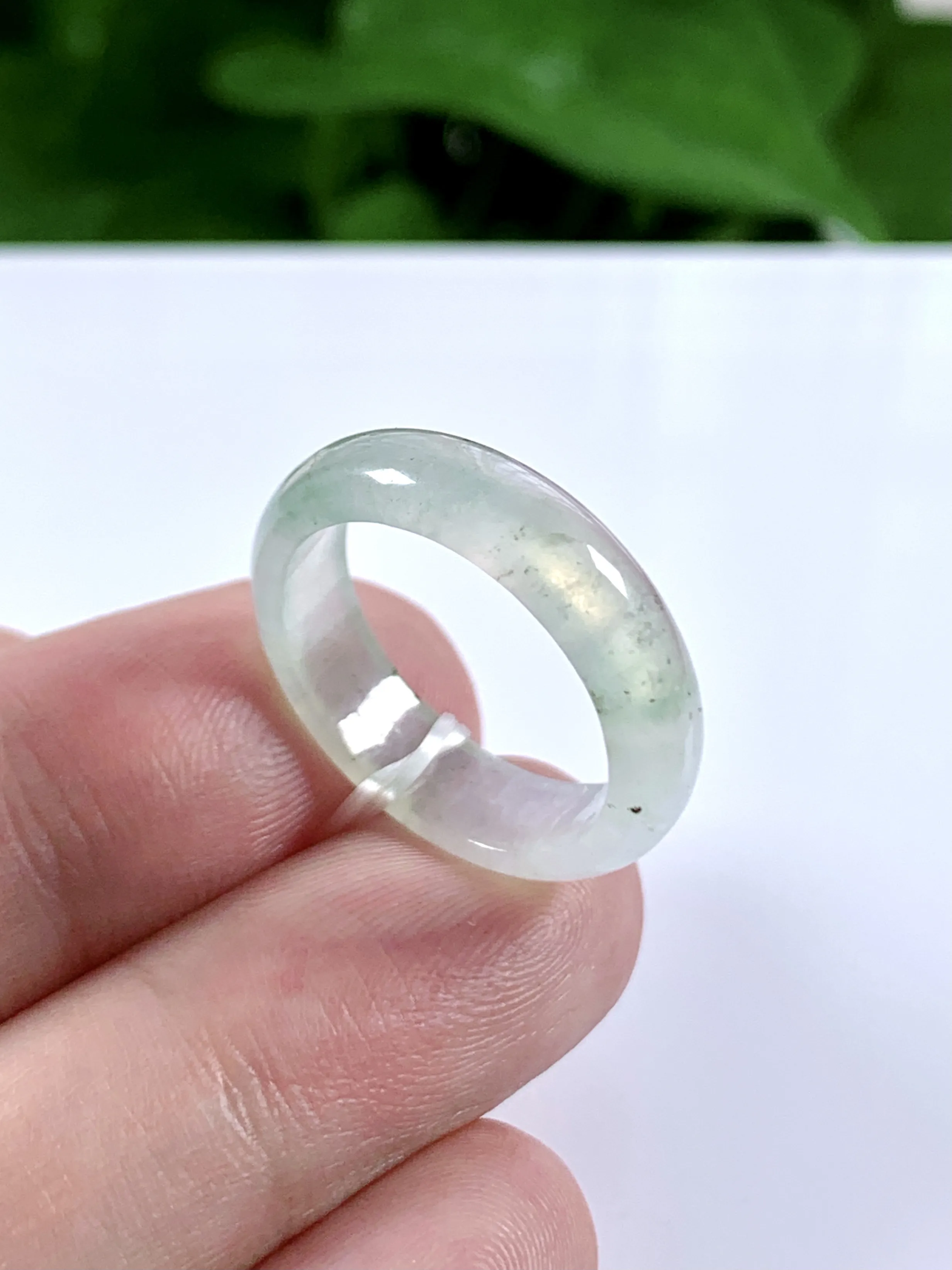 缅甸天然翡翠A货，冰种起光指环戒指，尺寸：圈口内径18.6mm=19号，宽厚5.6/2.8mm，重量：3.07g，轻微小乌鸡点不影响。