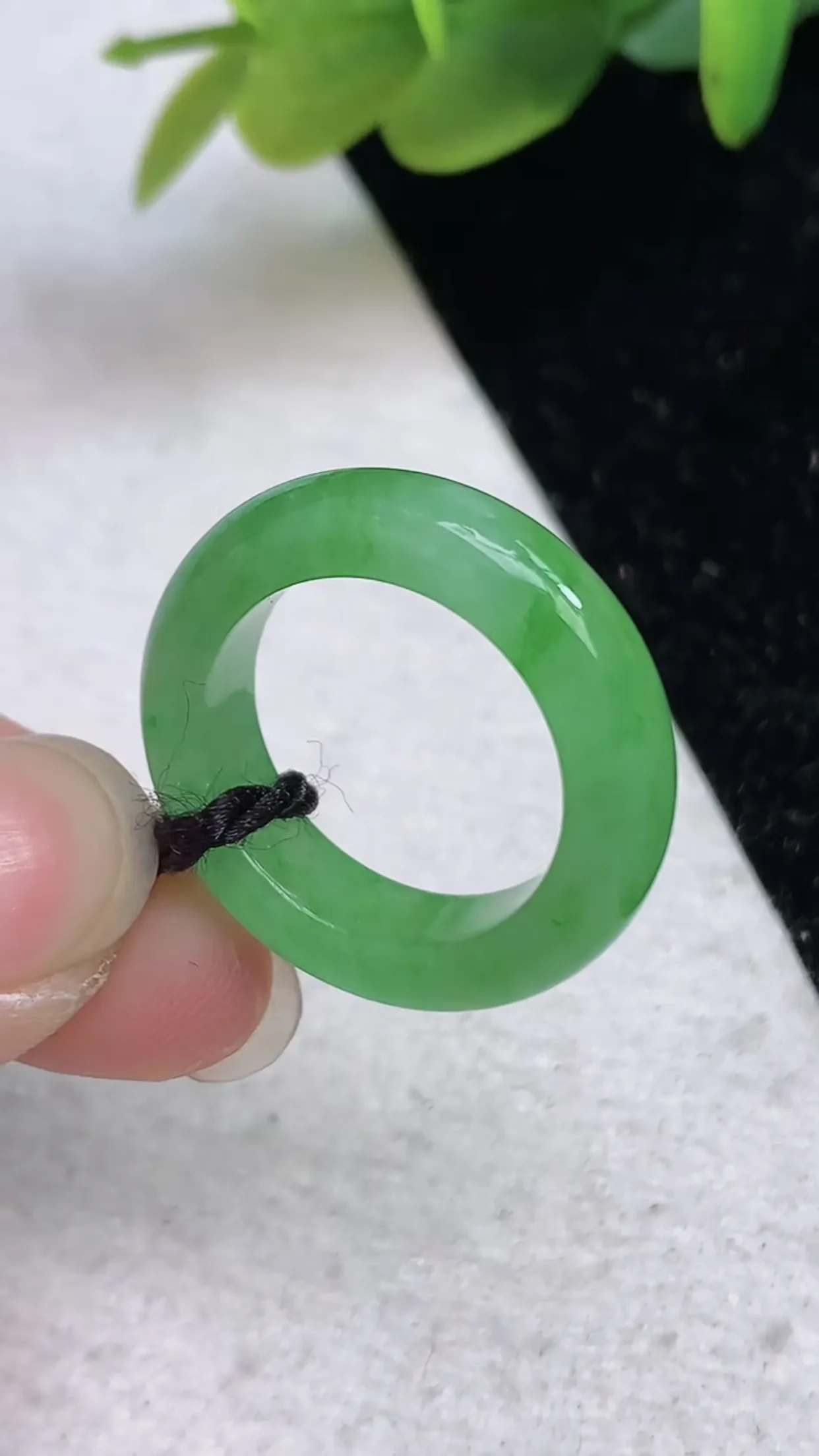 翡翠a货满绿指环戒指，尺寸 17.5-5.7-4mm