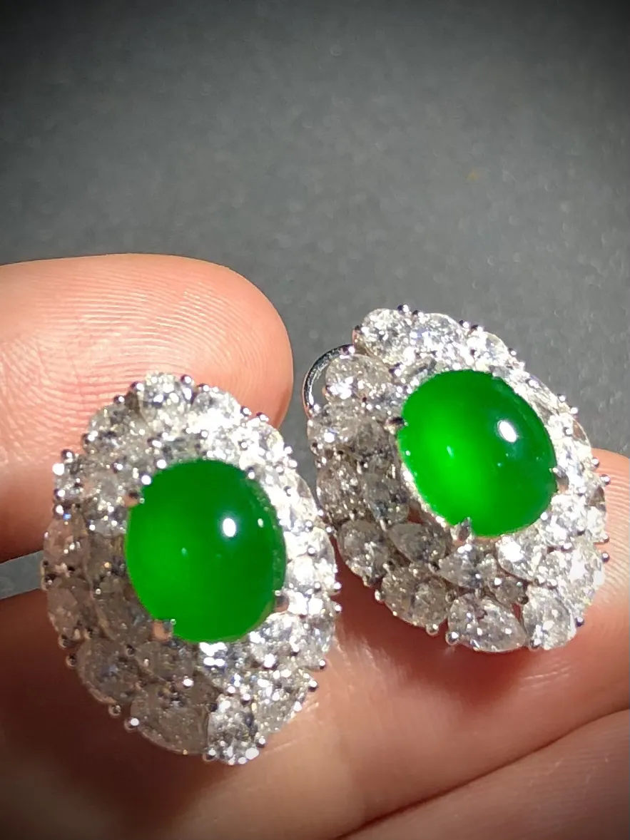 辣绿高品质蛋面套装，
戒指裸石11.2-9.4-5.5mm，14#，
耳钉裸石9.2-8.1-4.2mm，
18K金伴天然钻石镶嵌嵌，