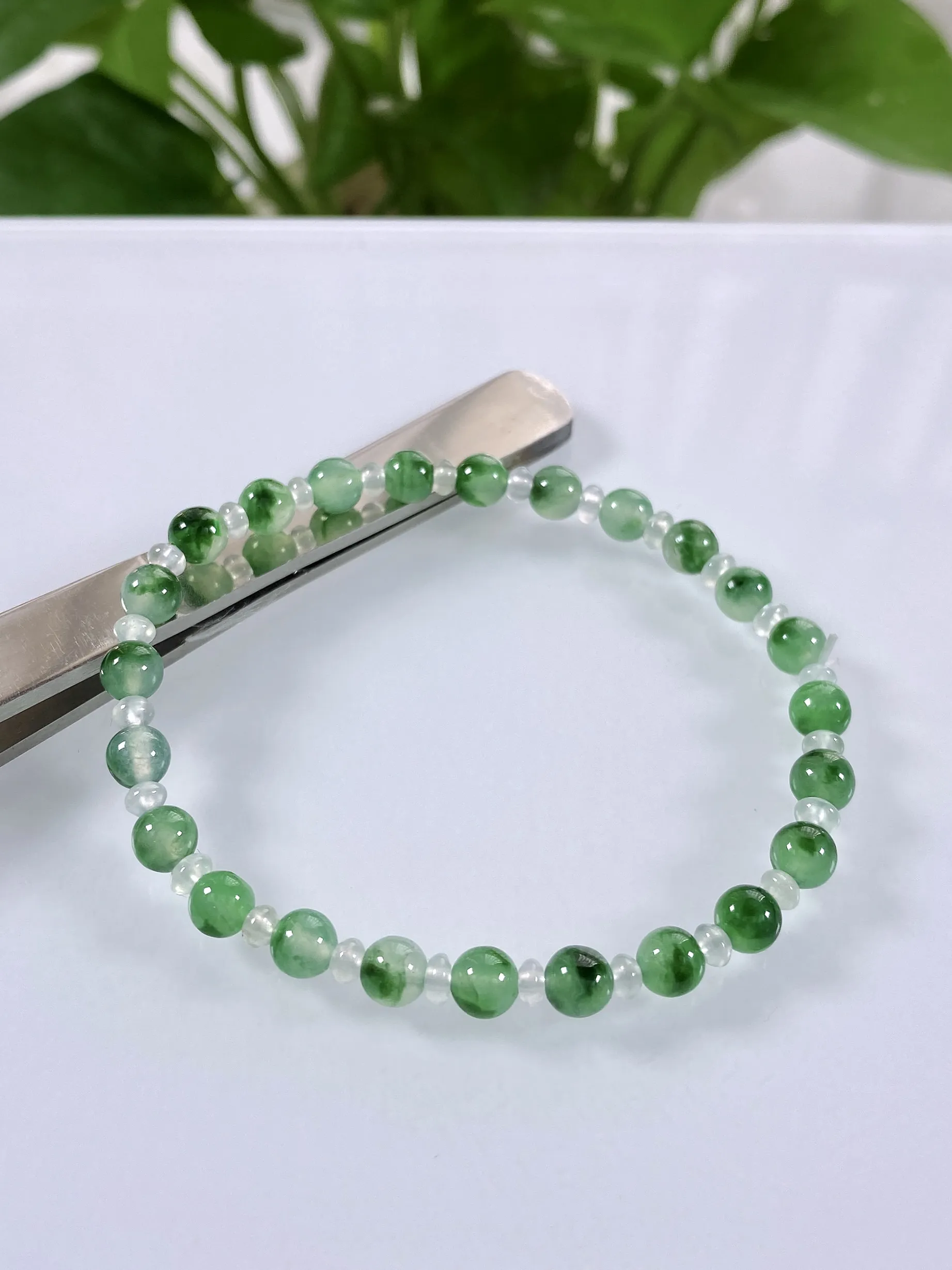 缅甸天然翡翠A货，高冰种起光起胶飘绿小圆珠手串手链，尺寸：5mm/24颗，重量：6.37g