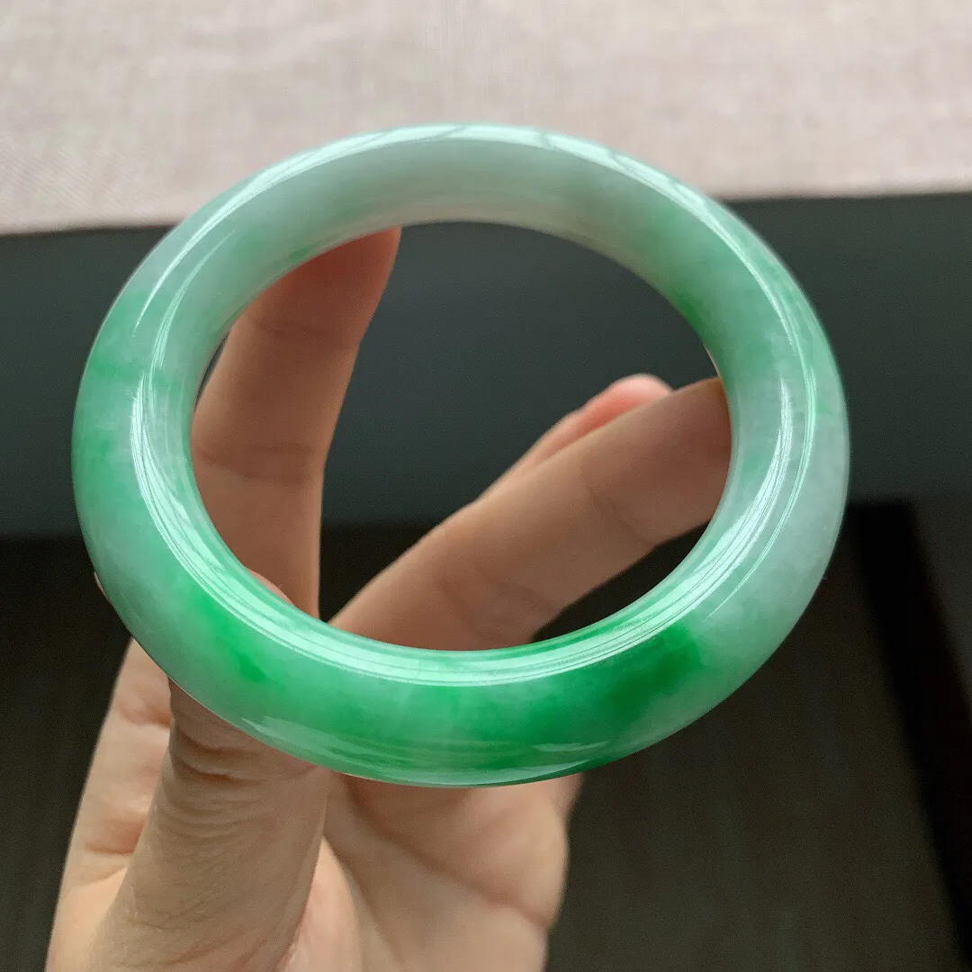 老坑冰润飘阳绿胖圆条翡翠手镯，尺寸:57-11.2mm，重量76.03g，适合57圈口。