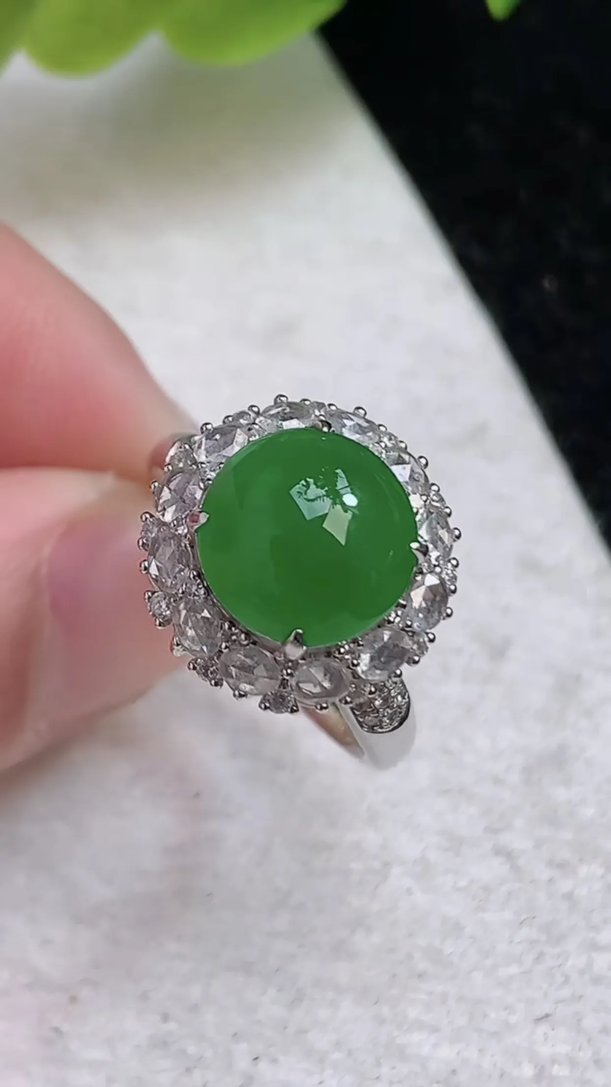 翡翠a货18k金满阳绿蛋面戒指，尺寸 17.2-9.6mm