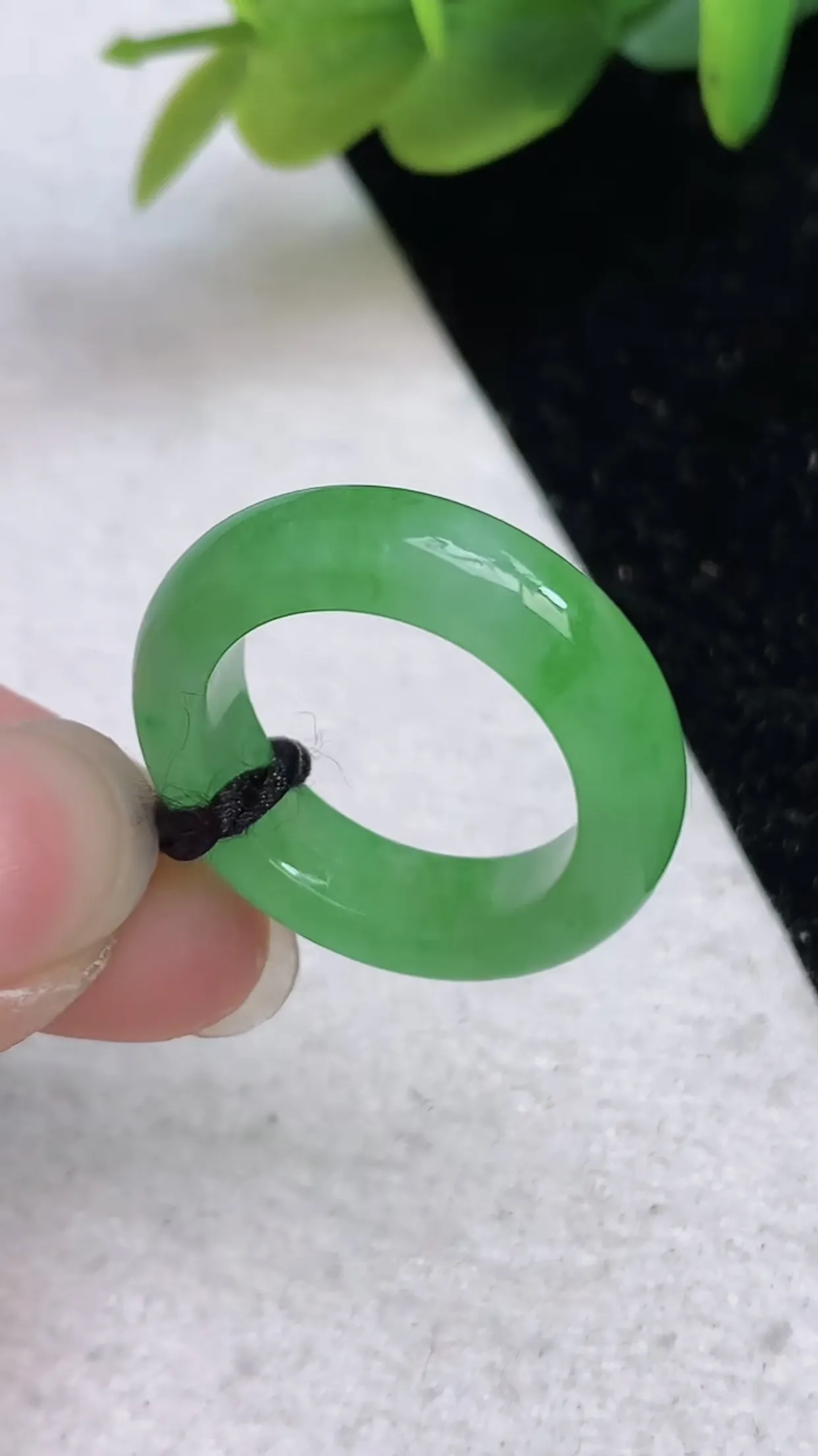 翡翠a货满绿指环戒指，尺寸 17.5-5.7-4mm