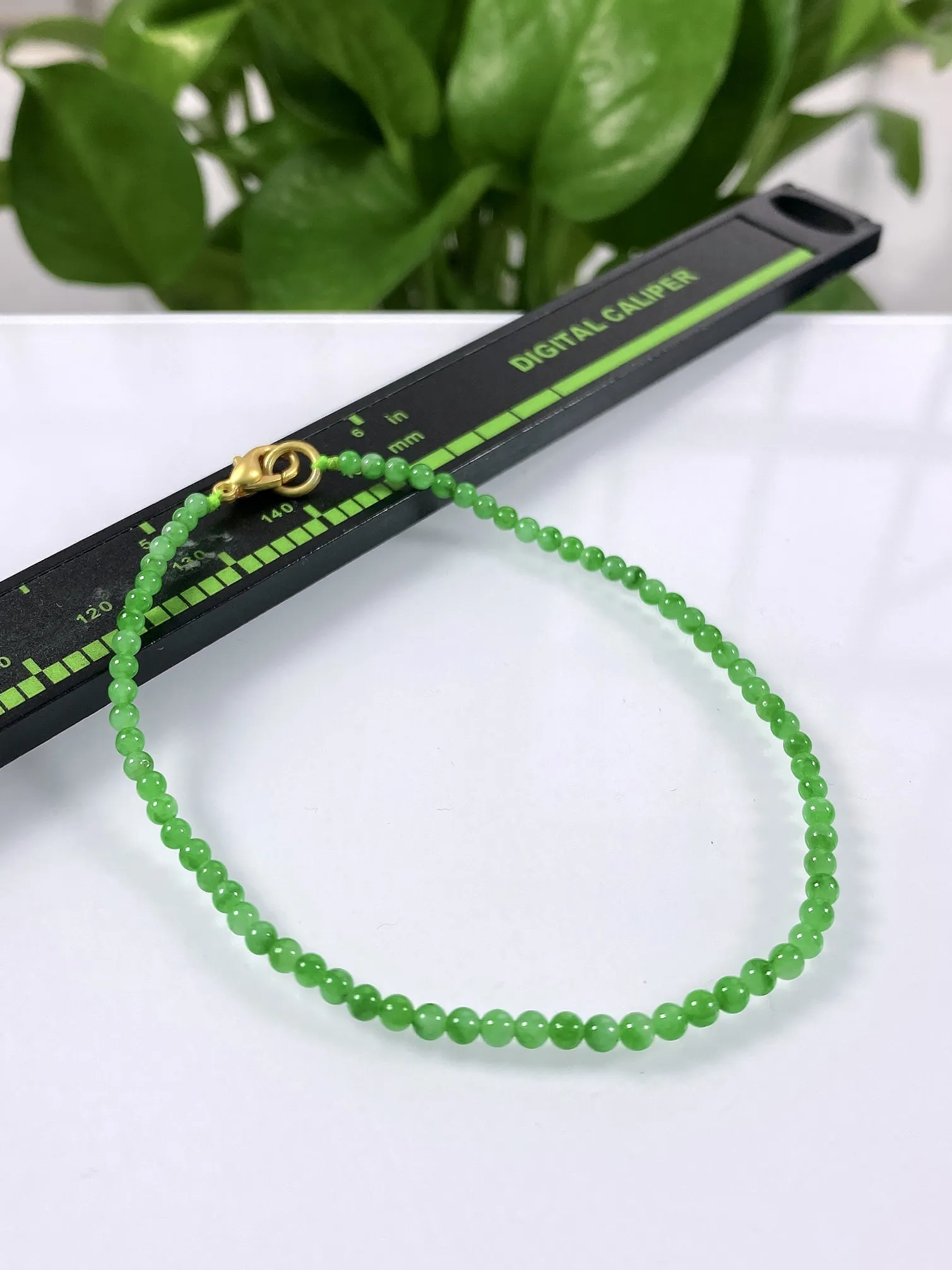 缅甸天然翡翠A货，冰种满绿阳绿小圆珠手串手链，尺寸：2.6mm/71颗，长度170mm，重量：2.18g