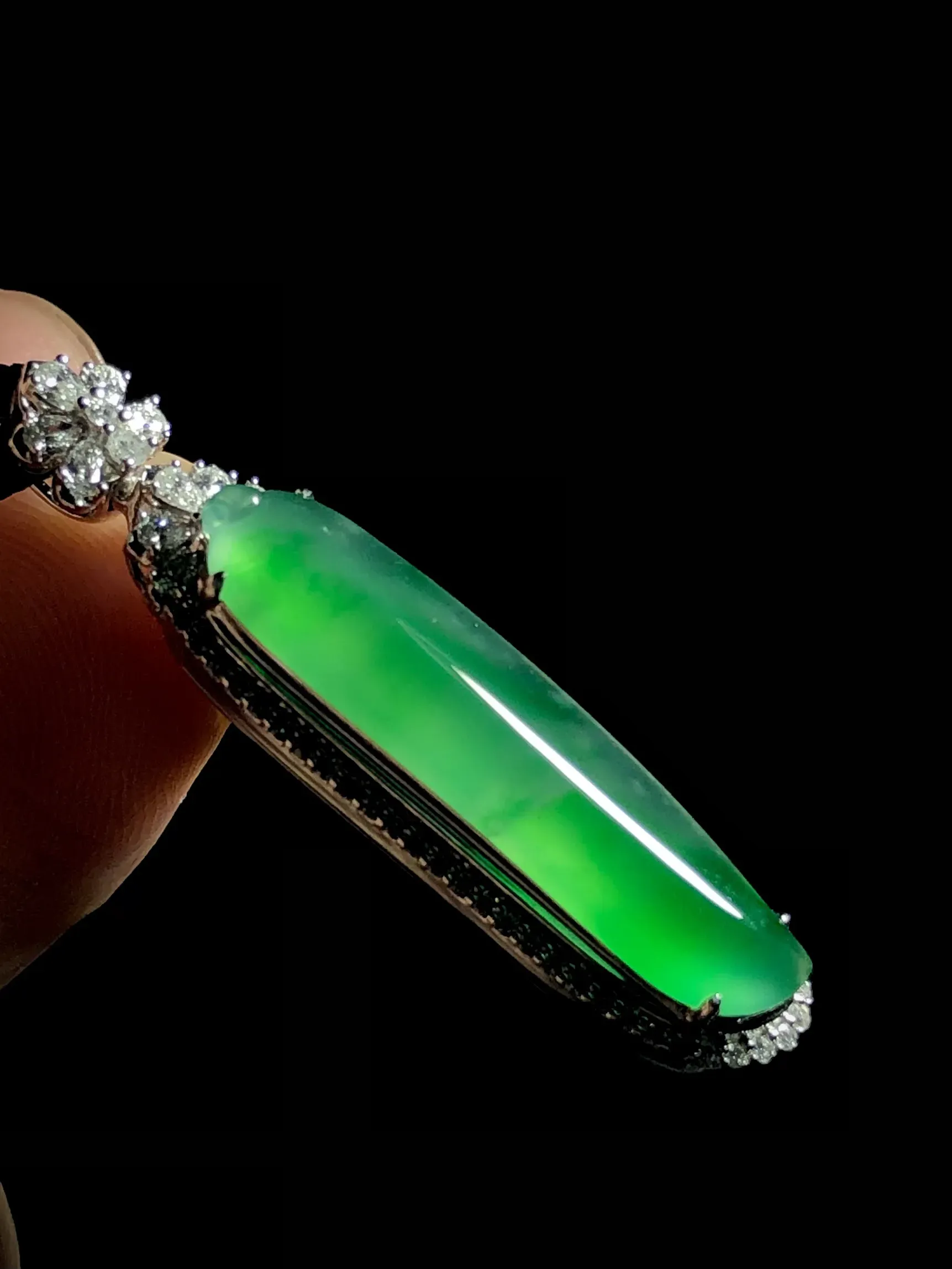 绿花福瓜，裸石28.5-7.2-4.2mm，
整体39-10-9mm，
18K金伴天然钻石镶嵌，。。