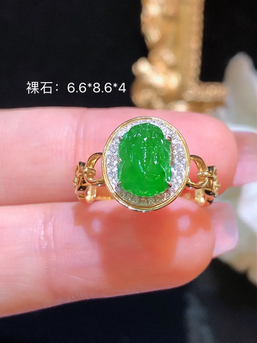 翡翠冰绿貔貅戒指 雕工精细 颜色鲜艳 飘绿色艳