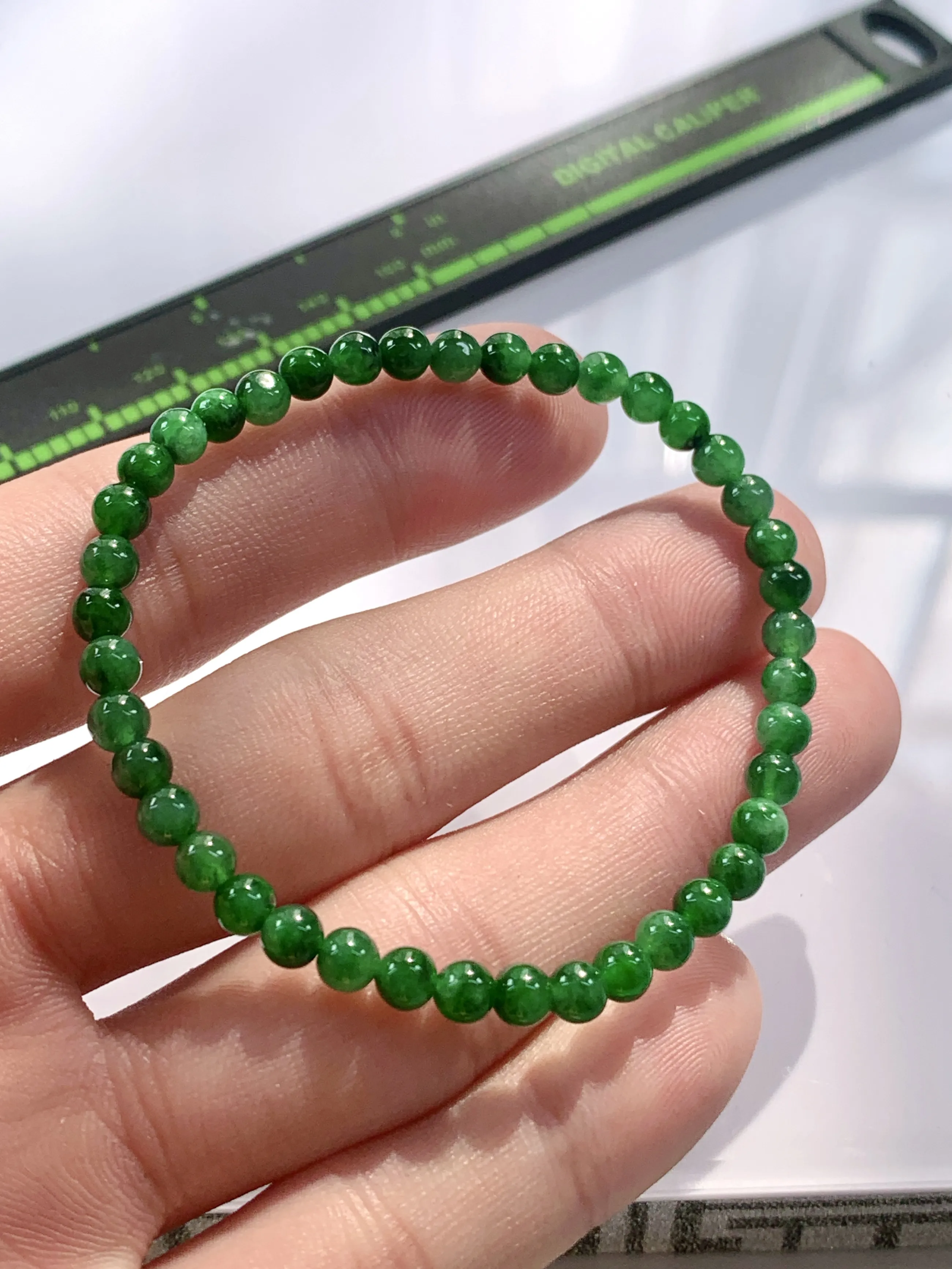 缅甸天然翡翠A货，冰种起胶辣绿小圆珠手串手链，尺寸：4.2mm/41颗