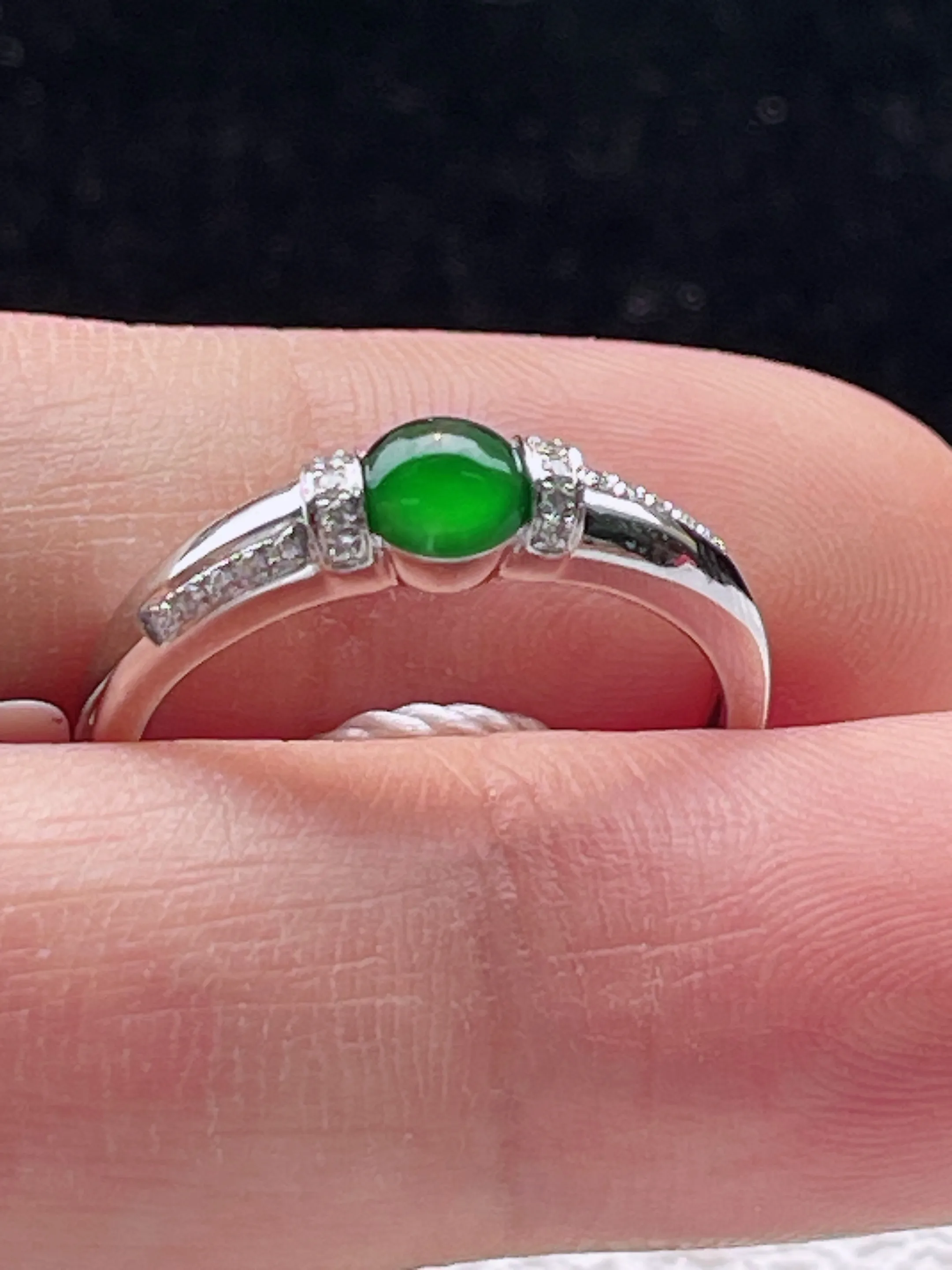 天然翡翠A货满绿戒指，冰清玉润，质地细腻，颜色靓丽，佩戴时尚，值得入手。