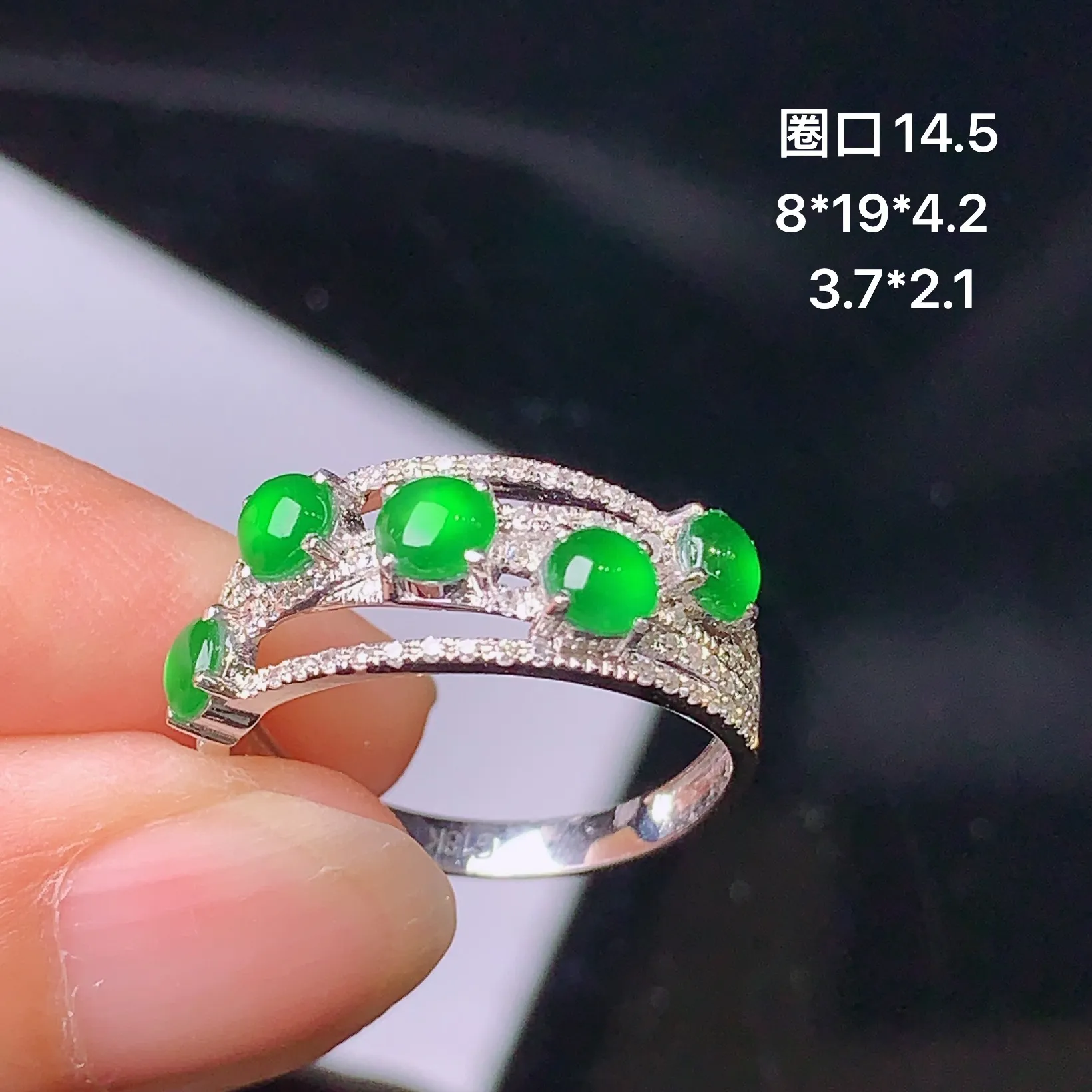 18k金钻镶嵌满绿蛋面组合戒指 玉质细腻 色泽艳丽 款式新颖 圈口1 4.5 整体尺寸8*19*4.2