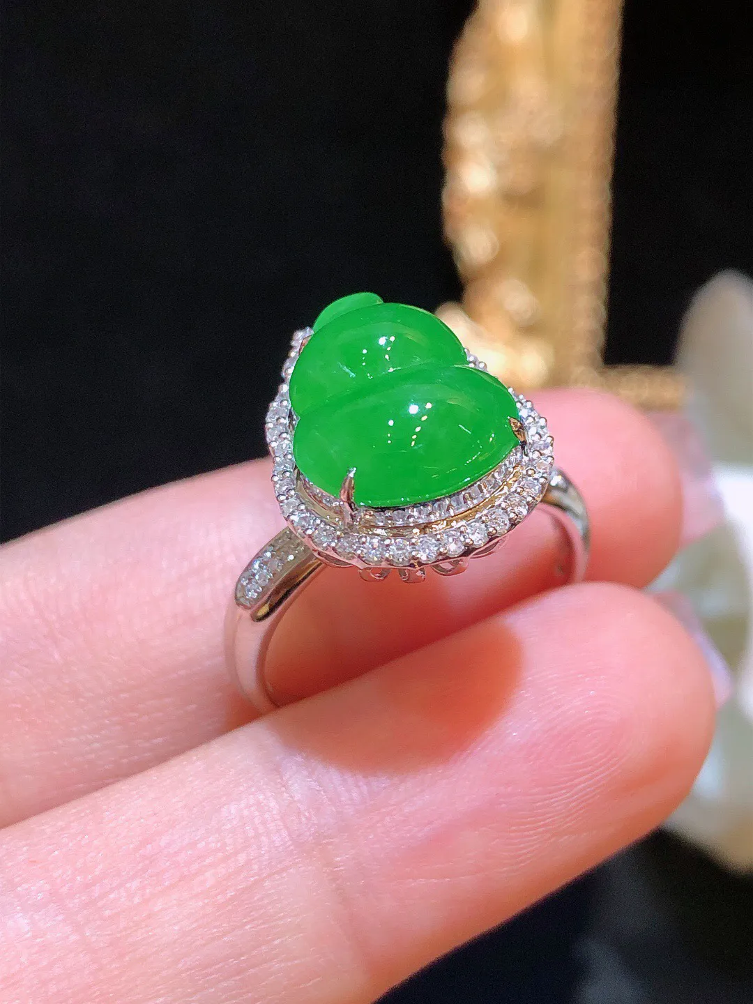 翡翠冰绿葫芦戒指 雕工精美 颜色细腻 饱满圆润