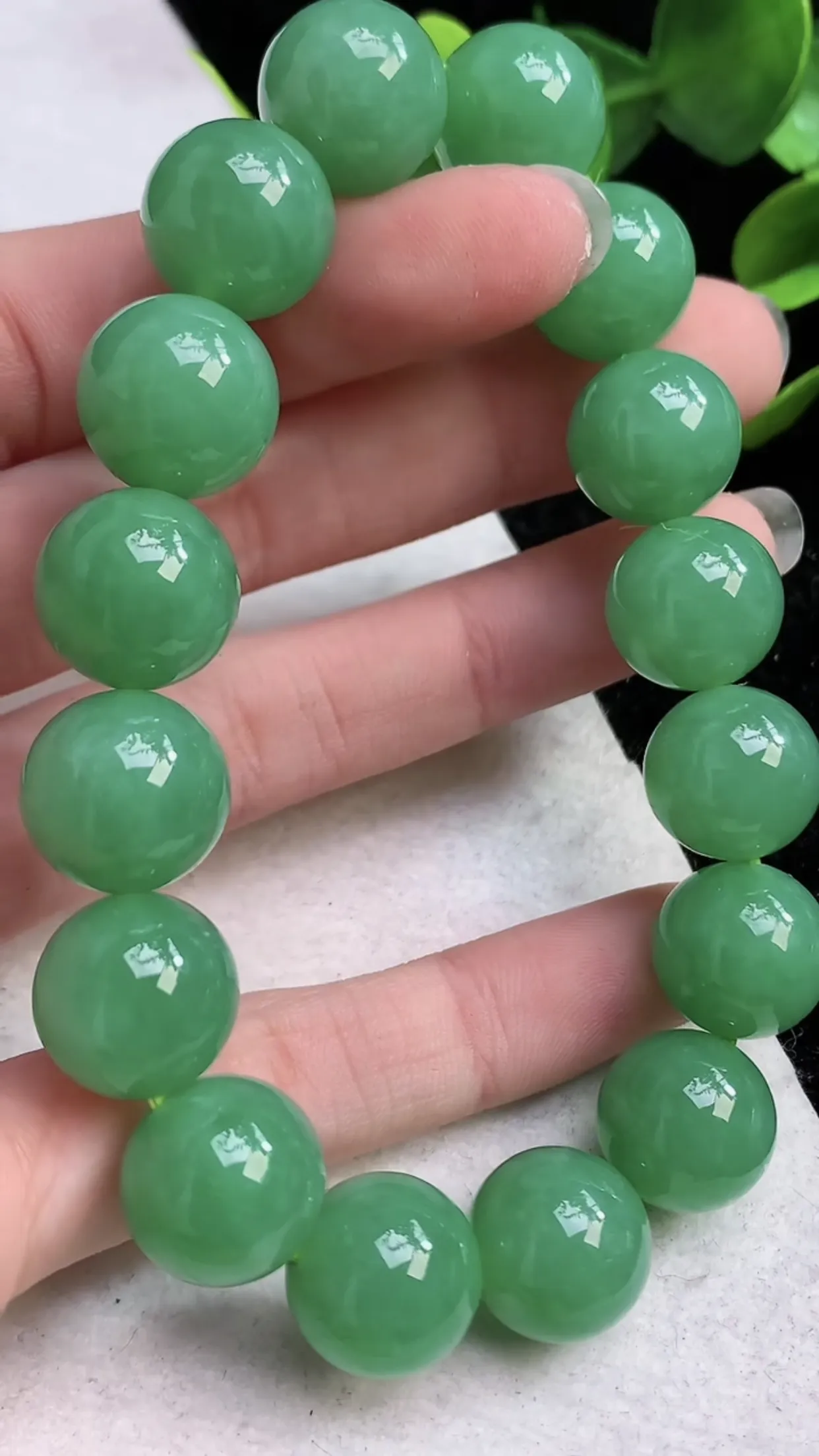 翡翠a货满绿圆珠手串16颗，尺寸 12.4mm