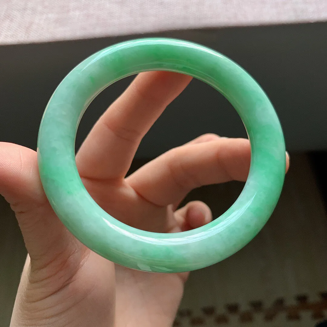 老坑冰润飘绿圆条翡翠手镯，尺寸:56-10.7mm，重量64.62g，适合56圈口。