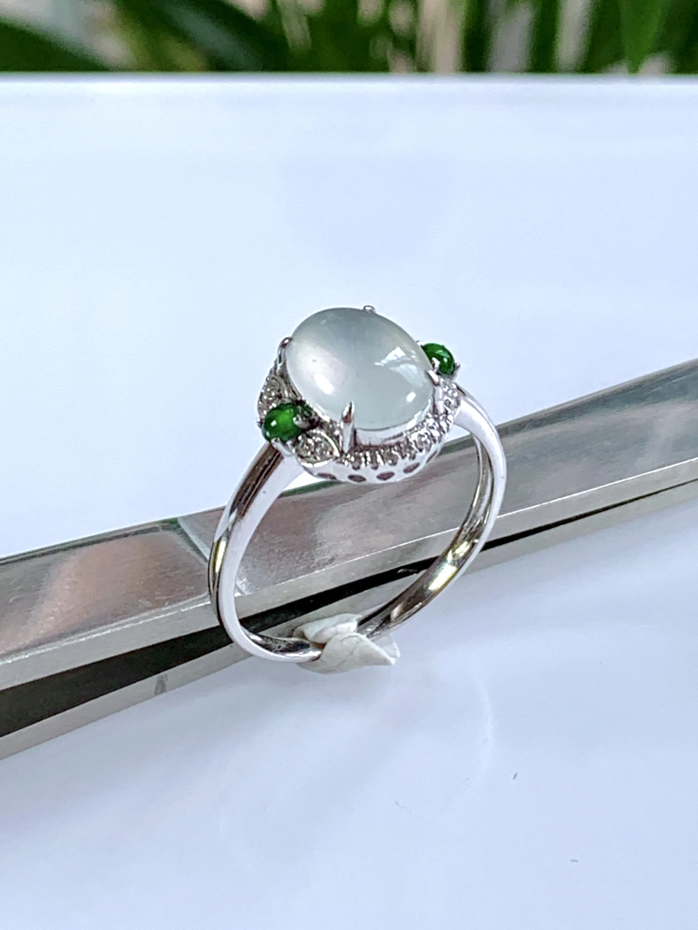 缅甸天然翡翠A货，18K金镶嵌玻璃种起钢光蛋面戒指，尺寸：圈口内径17.5mm=16号，整体24.2
