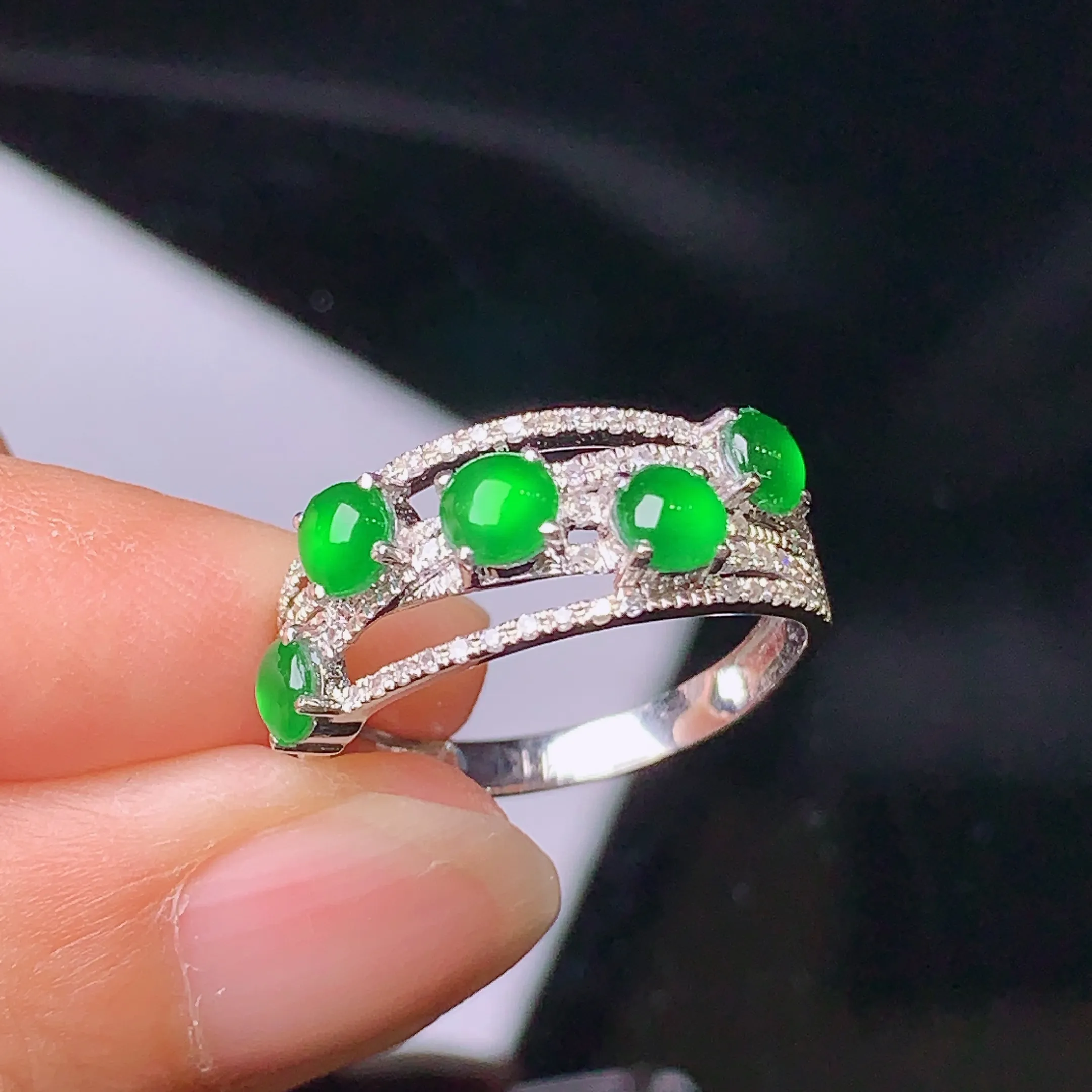 18k金钻镶嵌满绿蛋面组合戒指 玉质细腻 色泽艳丽 款式新颖 圈口1 4.5 整体尺寸8*19*4.